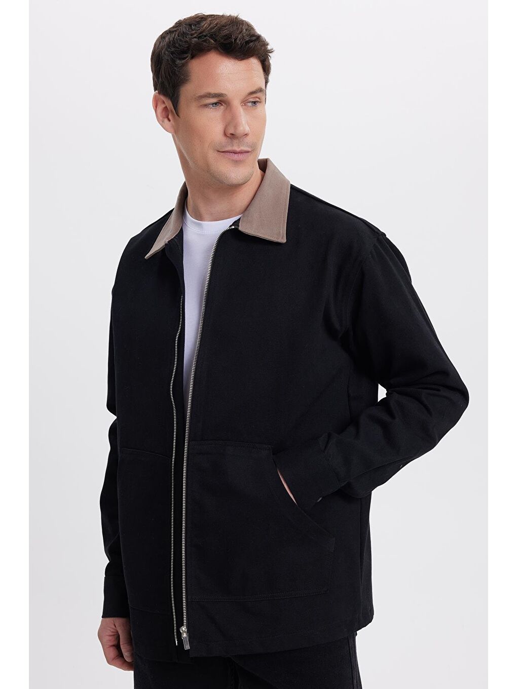 Erkek Relax Fit Rahat Kesim Gabardin Düz Fermuarlı Kanguru Cepli Kontrast Yaka Siyah Ceket Mont-5