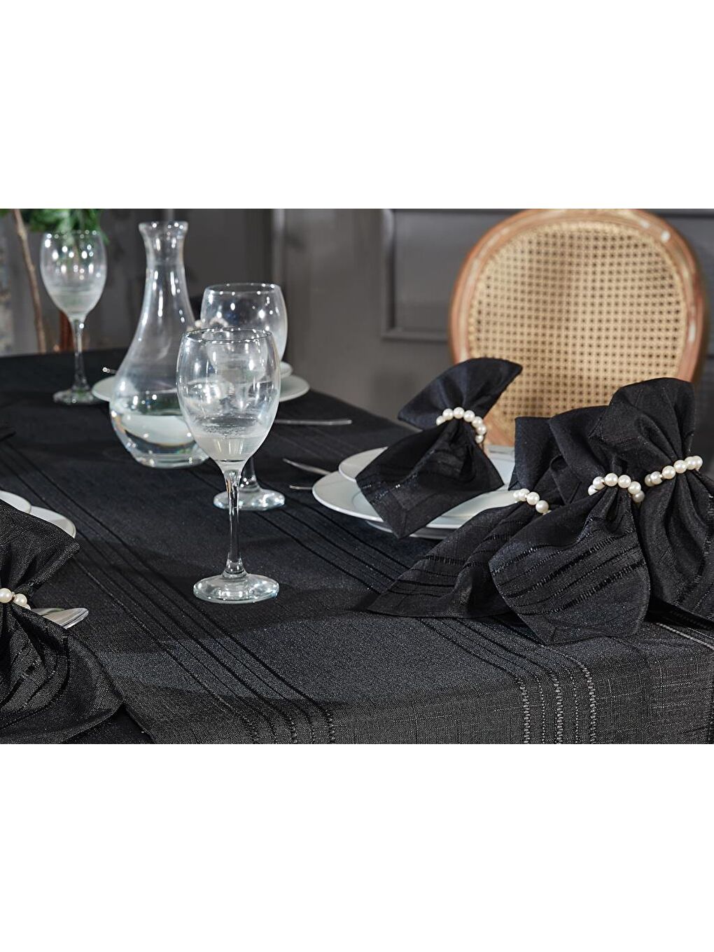 Karışık Corvver 26 Parça Dertsiz Masa Örtüsü Takımı Siyah-1