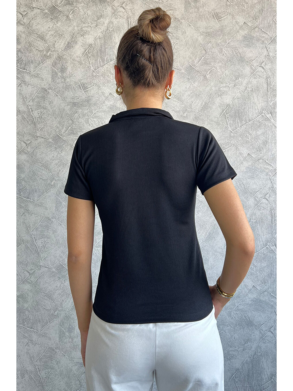 Siyah Polo Yaka Kendinden Desenli Kadın Elastanlı Bluz-3