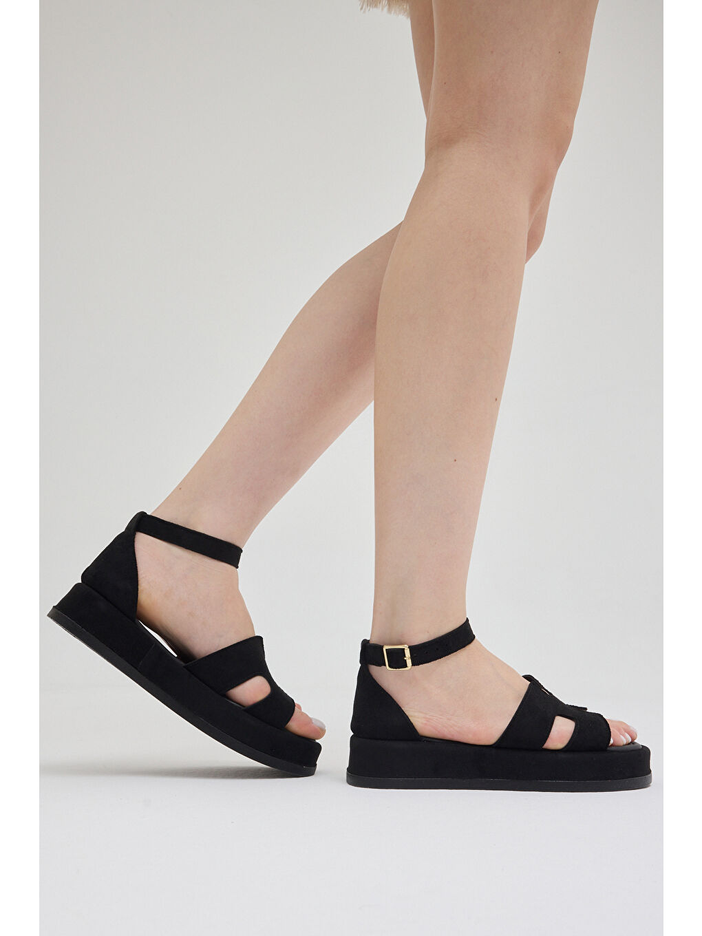 Kadın Siyah Süet Rahat Kalıp Bilekten Bağlanmalı Sandalet-1