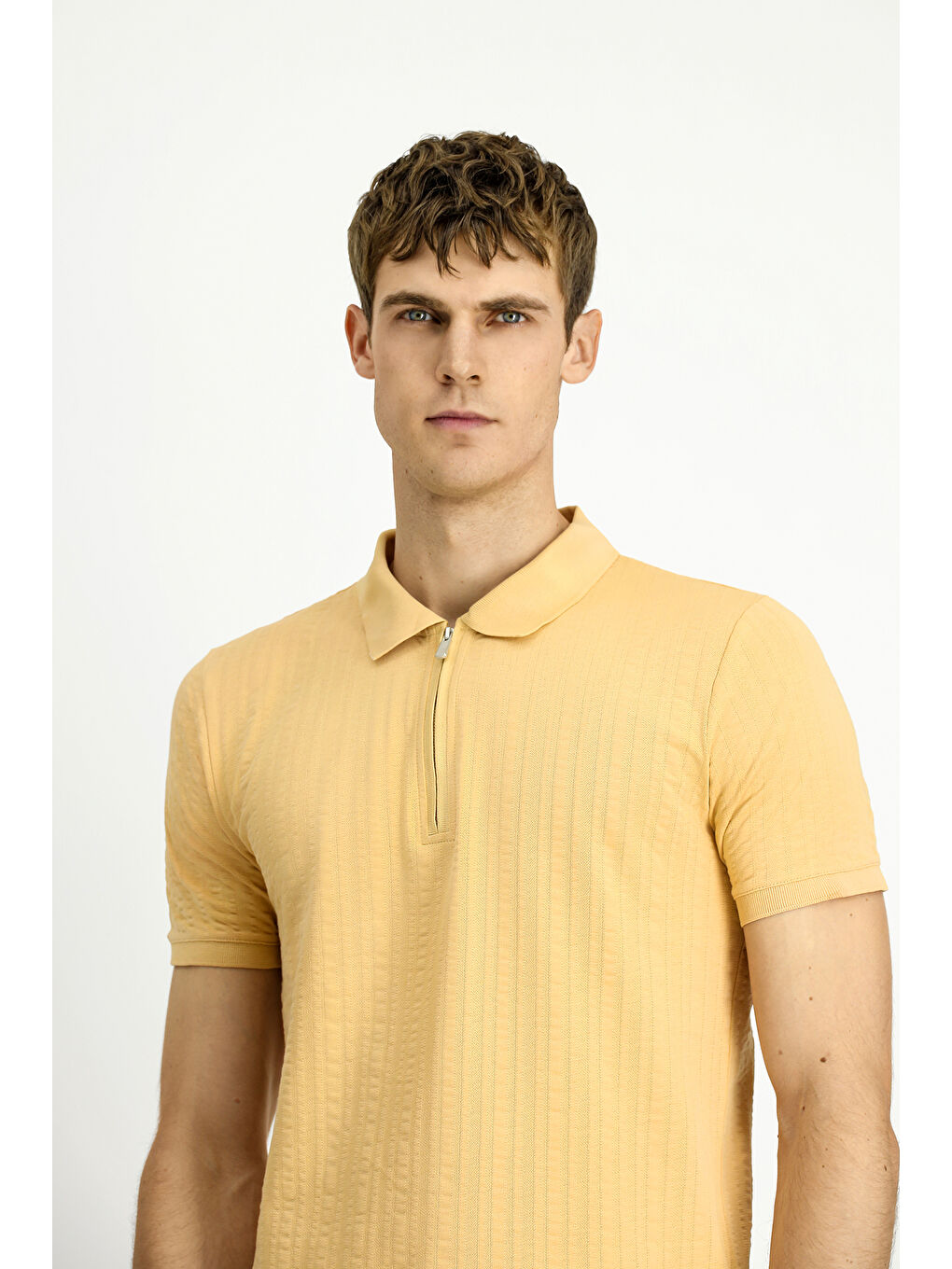 Bej Slim Fit Dar Kesim Pamuk Desenli Fermuarlı Polo Yaka Tişört