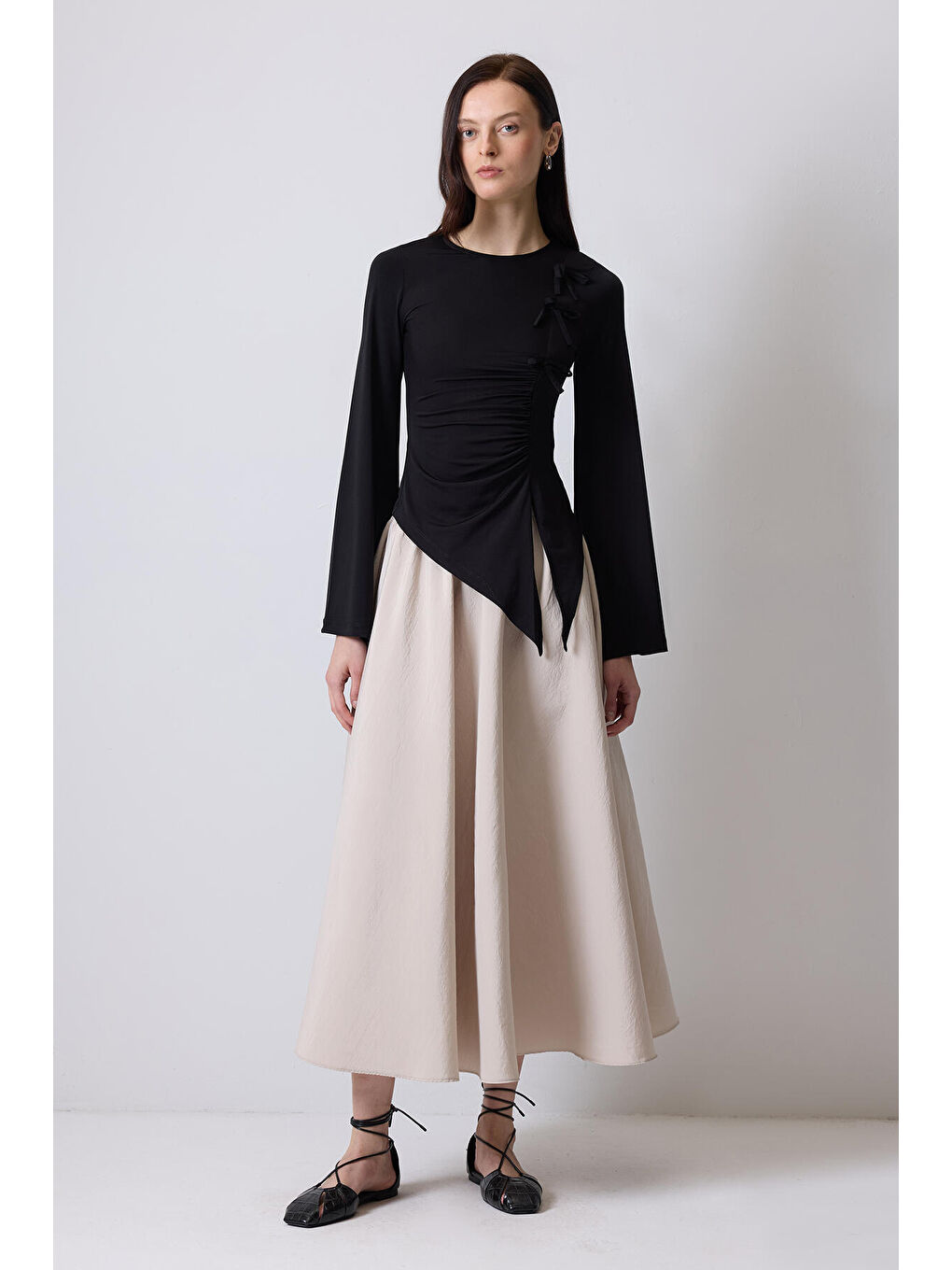 Siyah Fiyonk Detaylı Drapeli Bluz