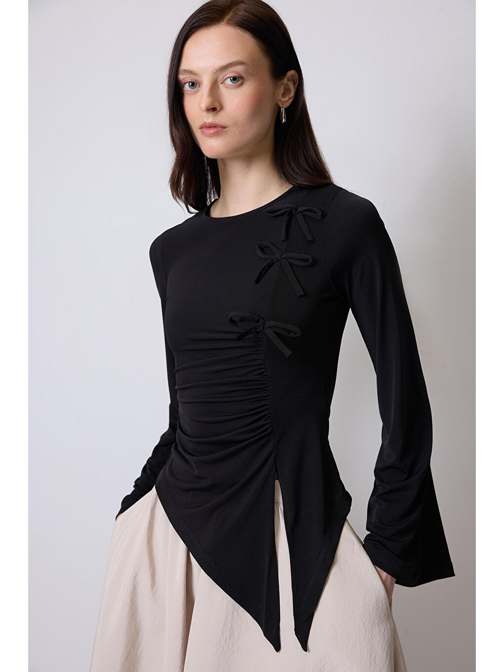 Siyah Fiyonk Detaylı Drapeli Bluz-1