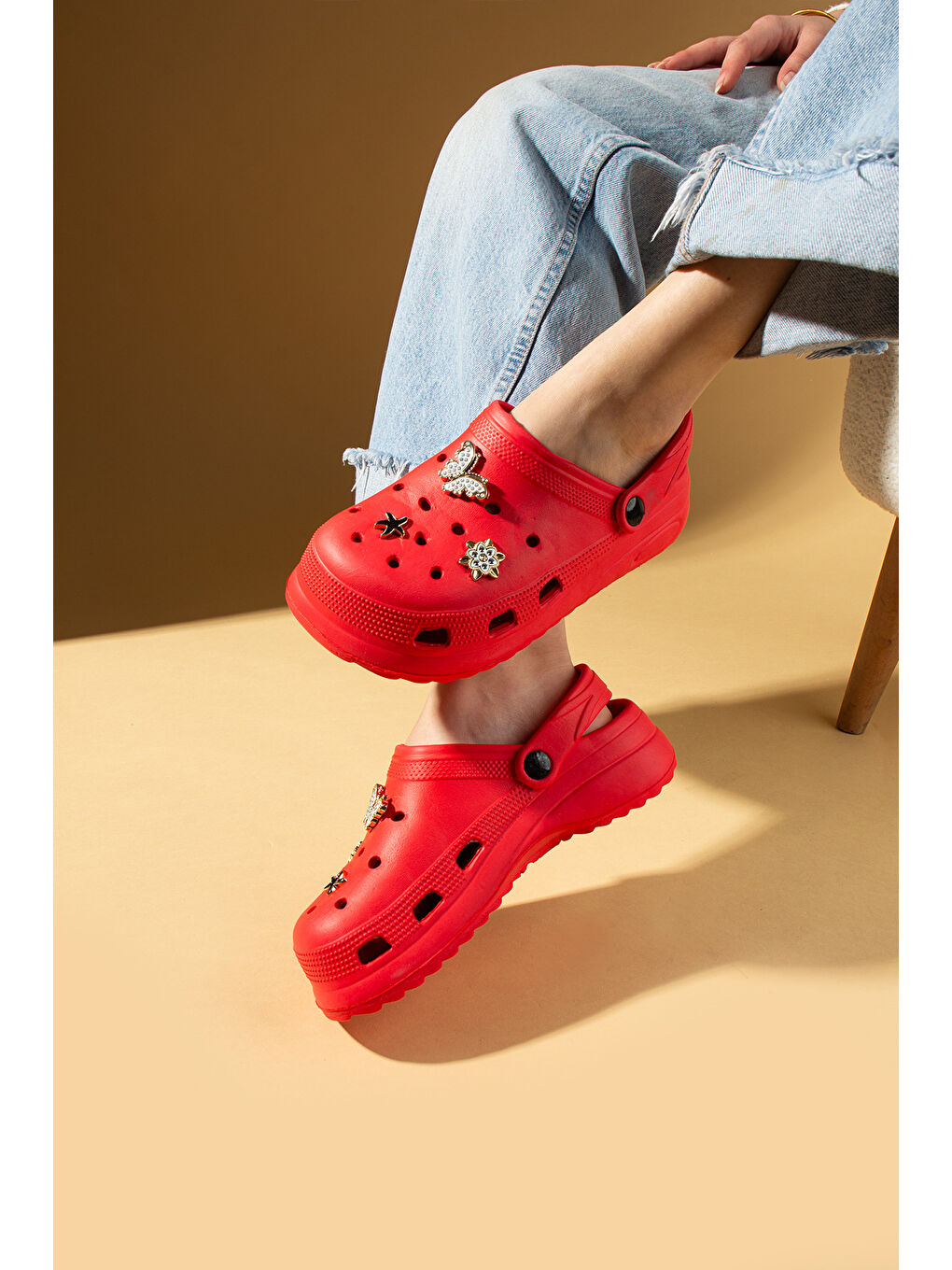 Kırmızı Toka Detaylı Rahat Yüksek Taban Kadın Eva Sandalet DNZ230-25-1