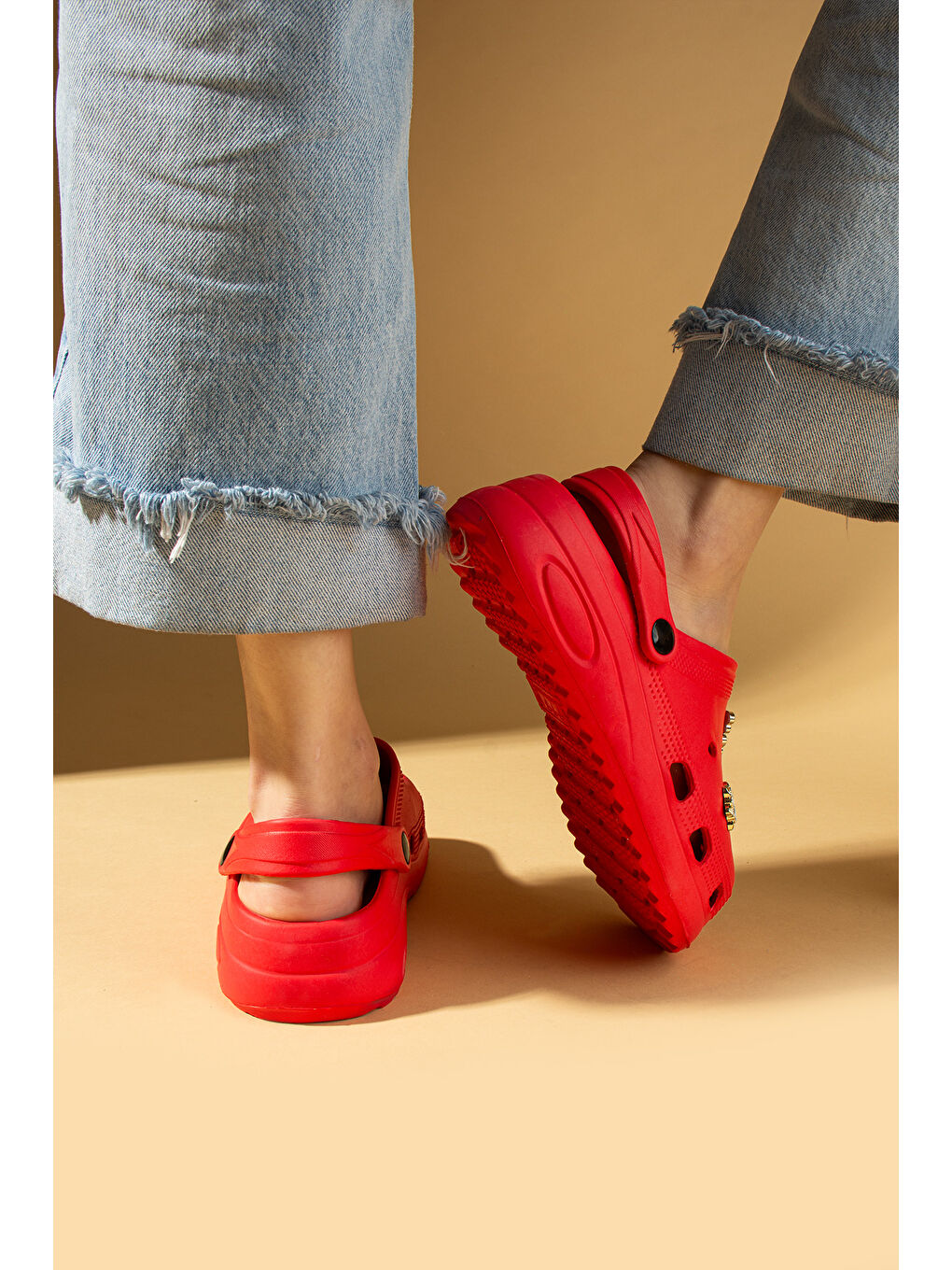 Kırmızı Toka Detaylı Rahat Yüksek Taban Kadın Eva Sandalet DNZ230-25-2