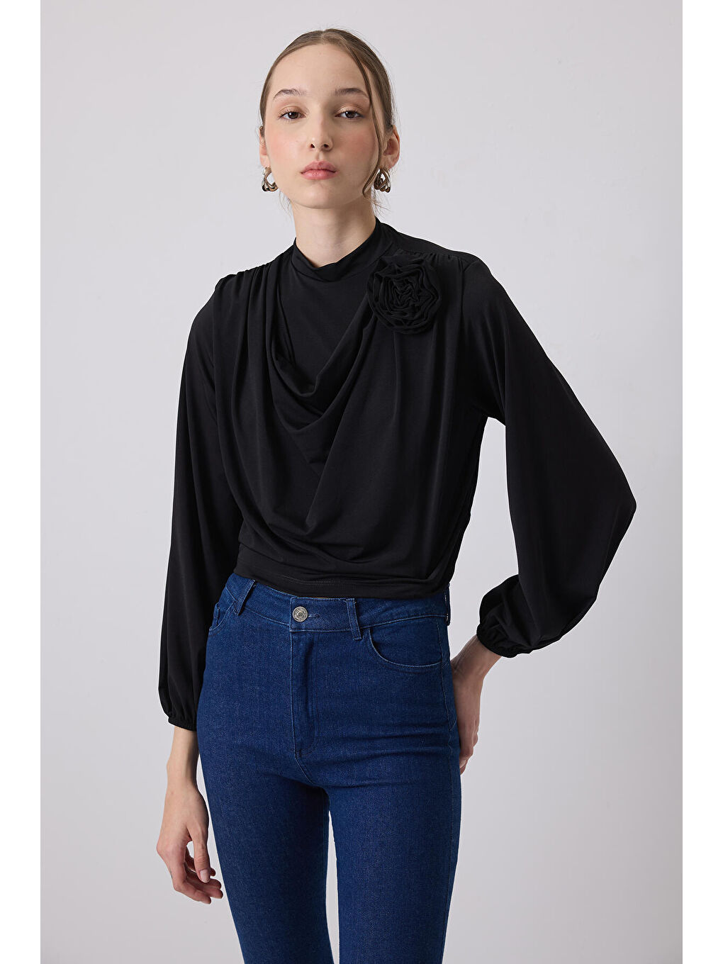 Siyah Gül Detaylı Drapeli Bluz-1