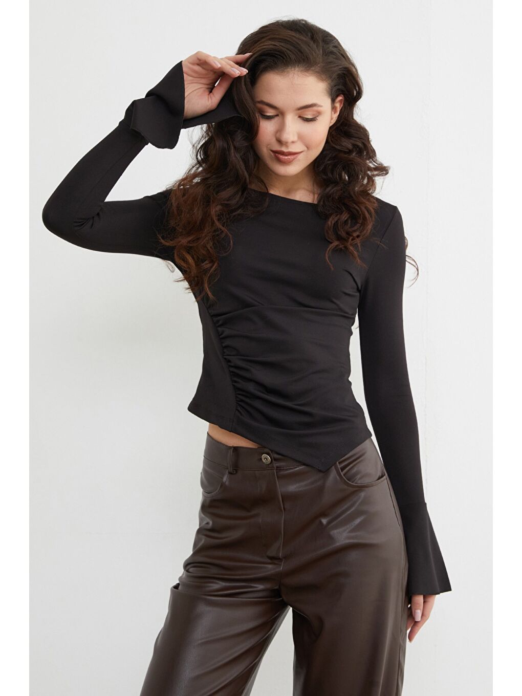 Siyah Drapeli Kayık Yaka Kolları Yırtmaç Detaylı Bluz