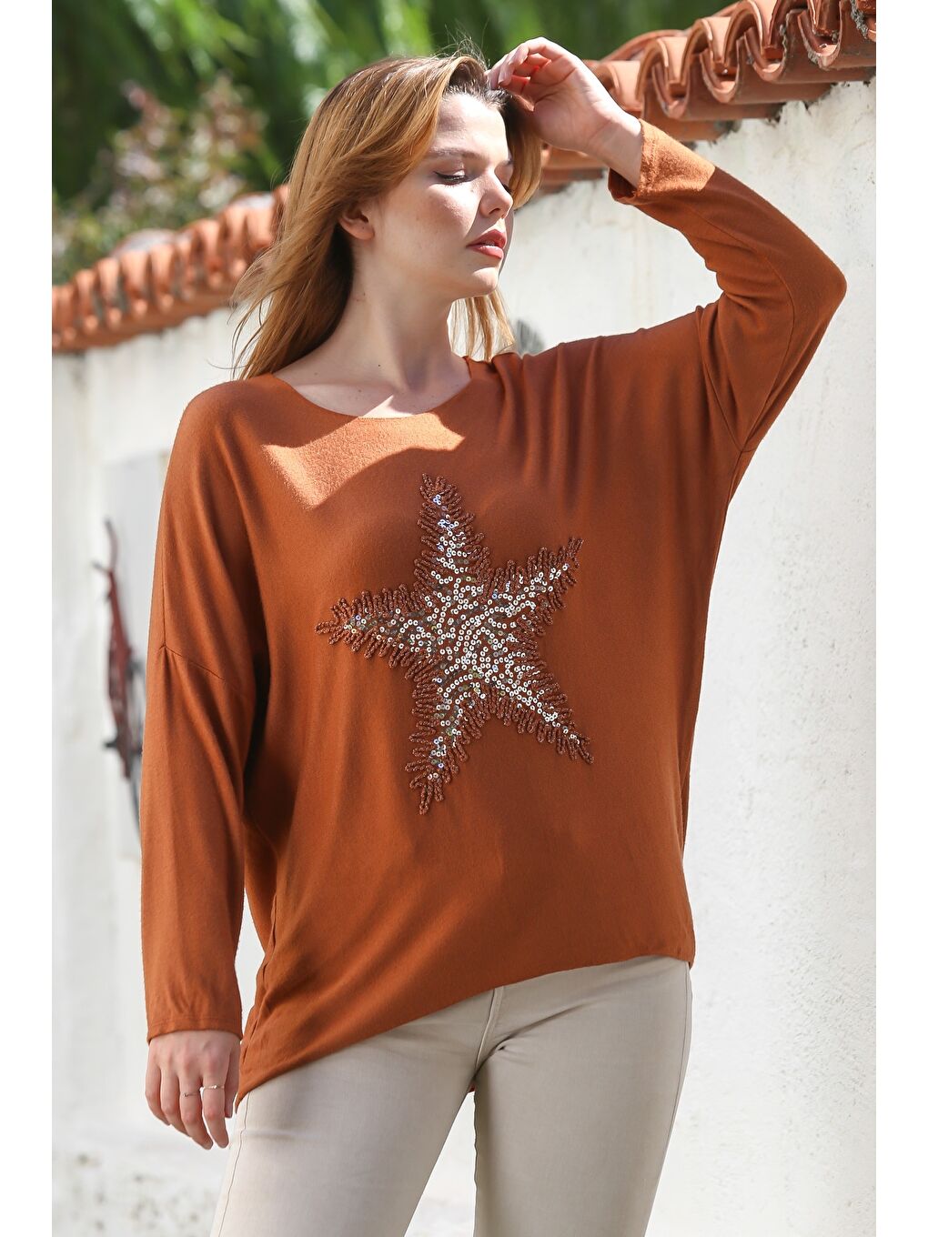 Kahverengi İtalyan Tarçın Rengi Havuz Yaka Uzun Kol Yıldız Aplikeli Casual Yumoş Triko Bluz 72 65-1