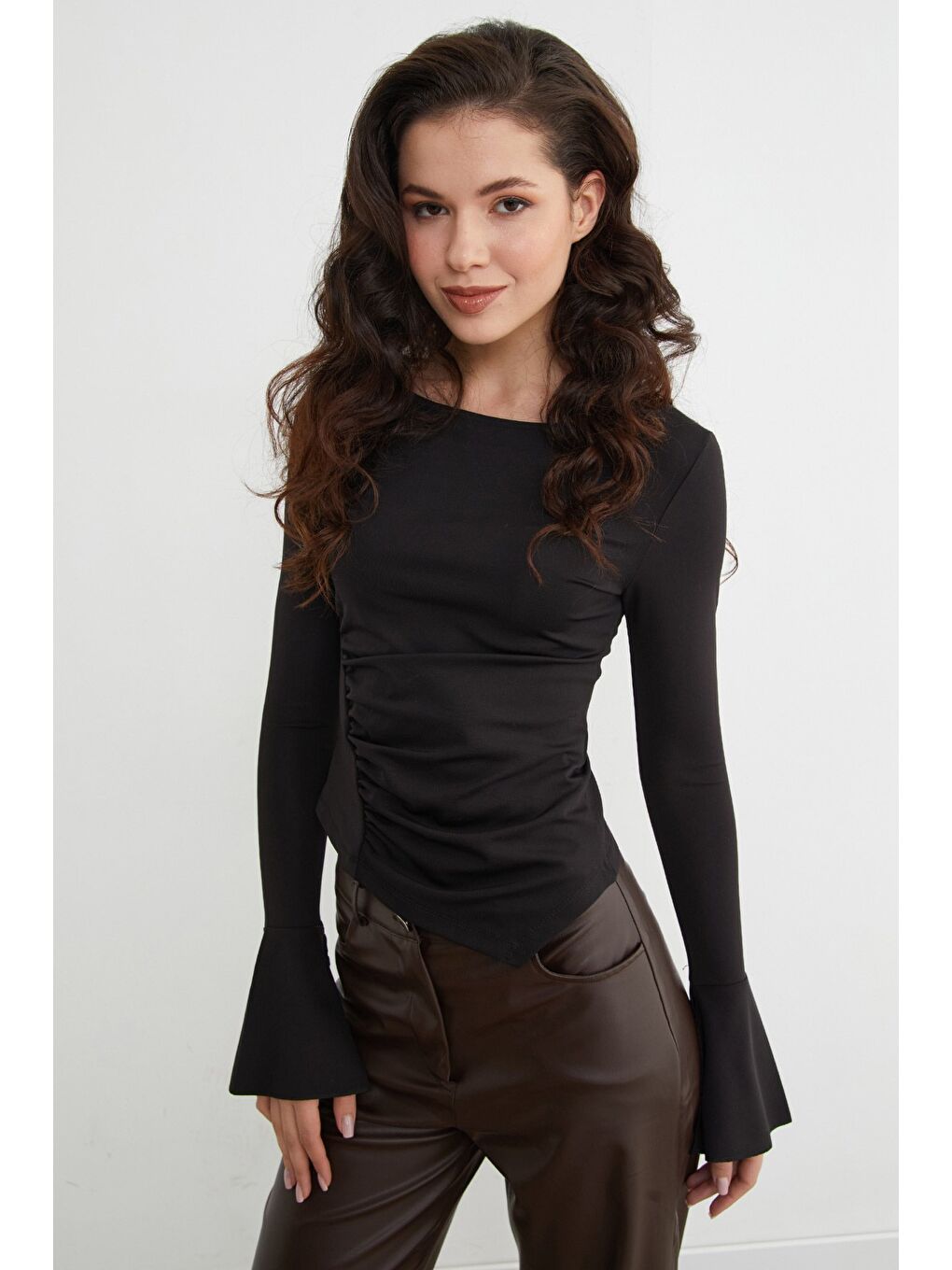 Siyah Drapeli Kayık Yaka Kolları Yırtmaç Detaylı Bluz-1