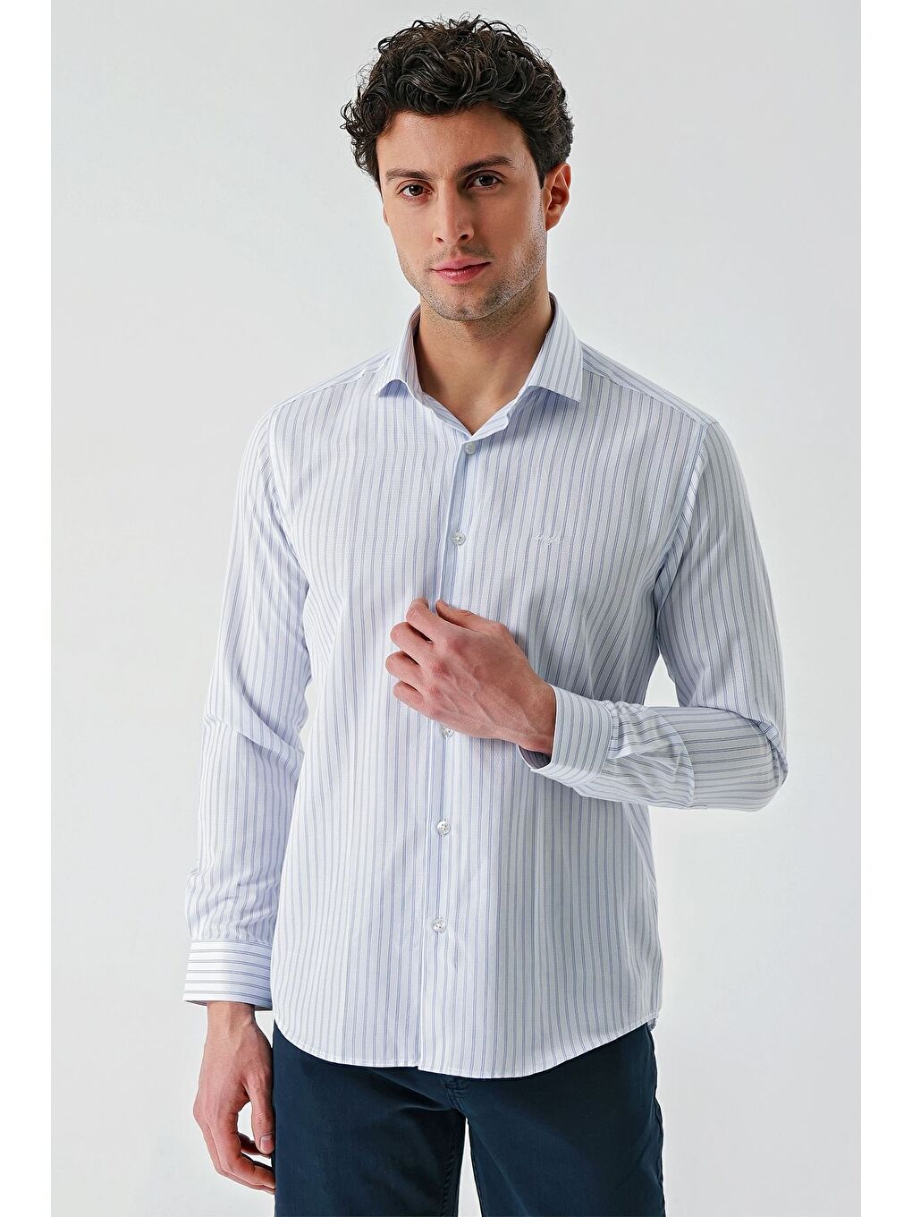 Beyaz Uzun Kollu Çizgili Armürlü Cepsiz Pamuklu Klasik Slim Fit Dar Kesim Gömlek 1004240229