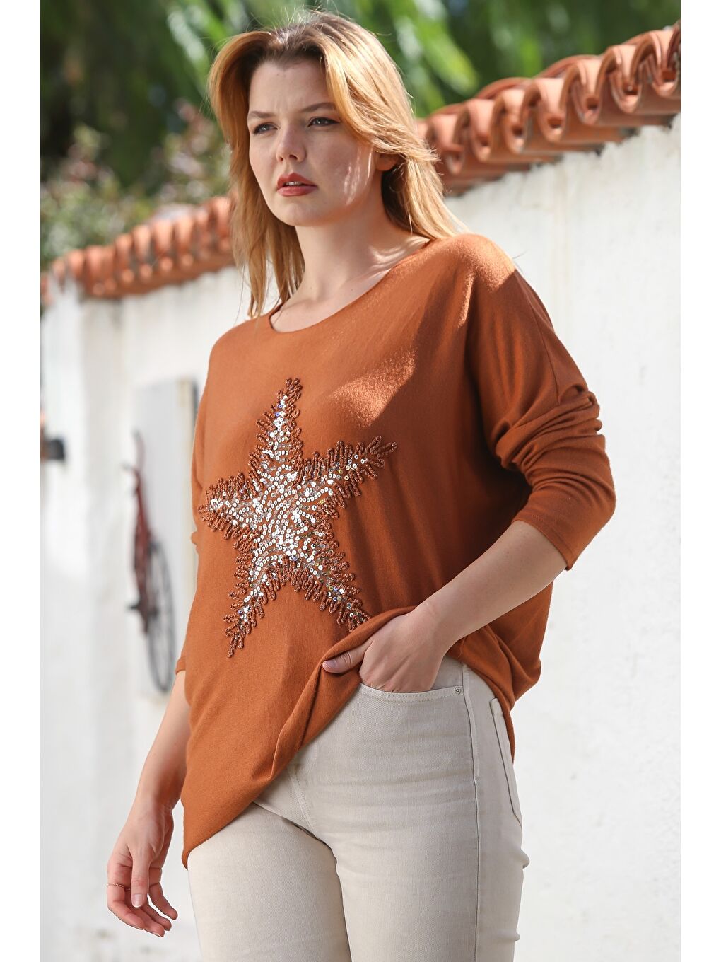 Kahverengi İtalyan Tarçın Rengi Havuz Yaka Uzun Kol Yıldız Aplikeli Casual Yumoş Triko Bluz 72 65-3