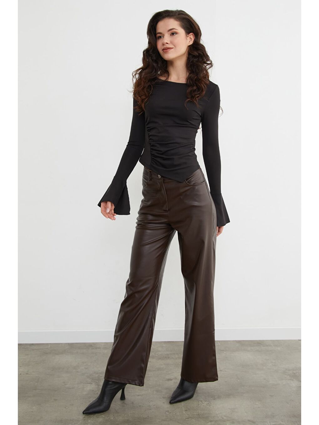 Siyah Drapeli Kayık Yaka Kolları Yırtmaç Detaylı Bluz-2