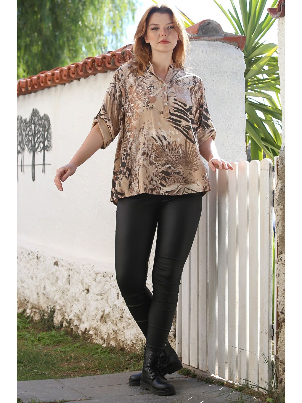 İtalyan Koyu Bej Hakim Yaka Düğmeli Uzun Kollu Pullu Cepli Baskılı Arkası Uzun Dokuma Bluz 70 63-6