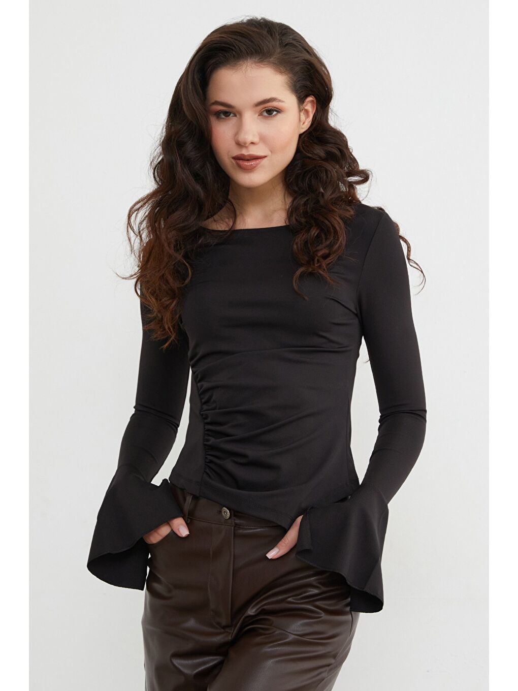 Siyah Drapeli Kayık Yaka Kolları Yırtmaç Detaylı Bluz-3