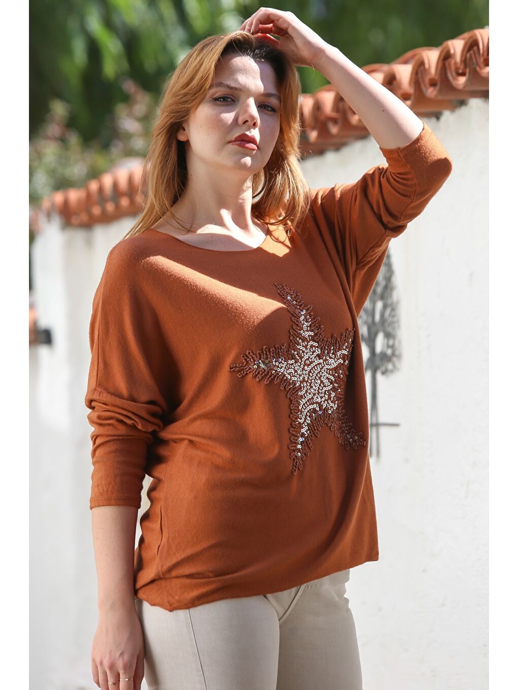 Kahverengi İtalyan Tarçın Rengi Havuz Yaka Uzun Kol Yıldız Aplikeli Casual Yumoş Triko Bluz 72 65-5