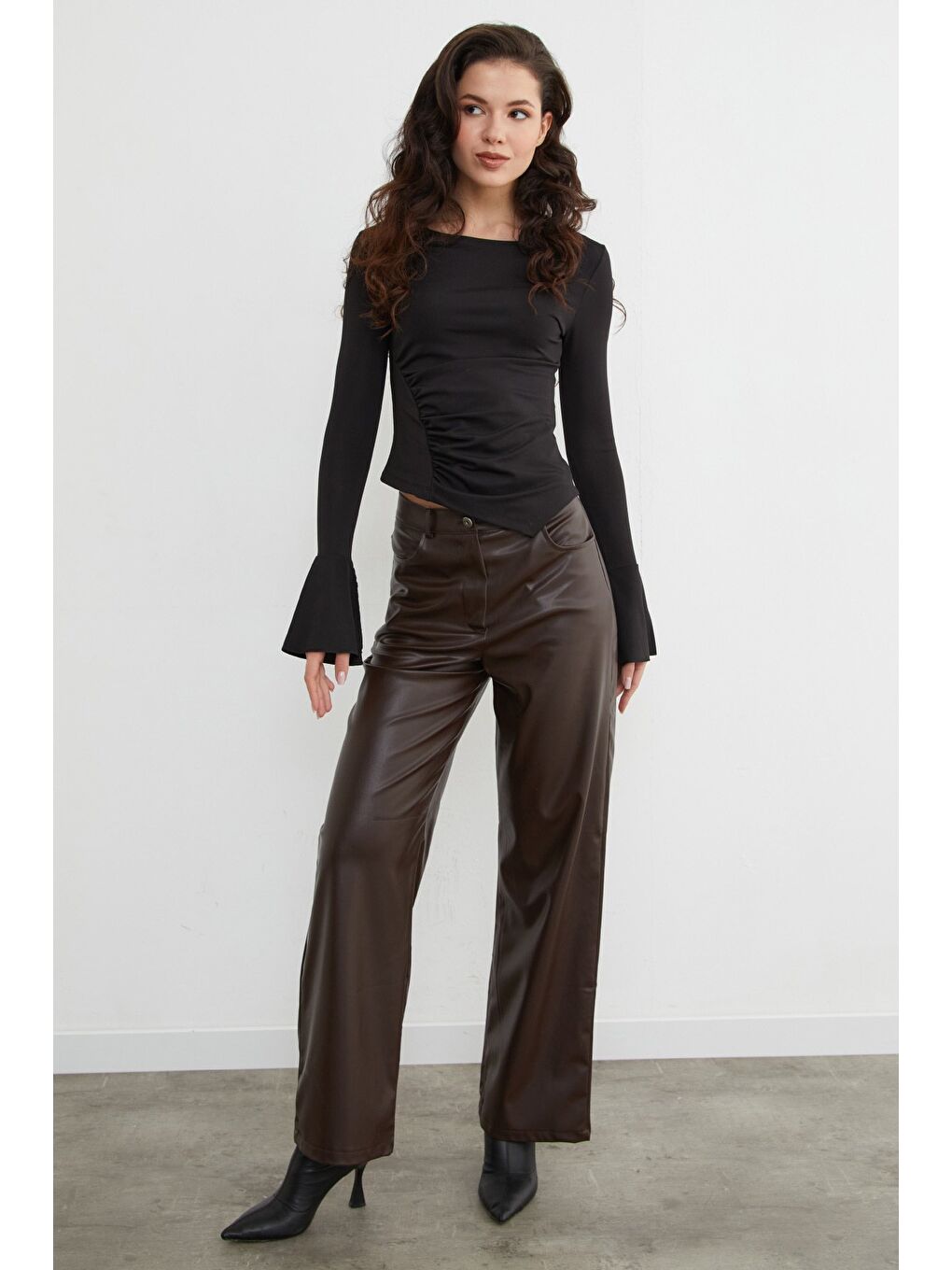 Siyah Drapeli Kayık Yaka Kolları Yırtmaç Detaylı Bluz-4