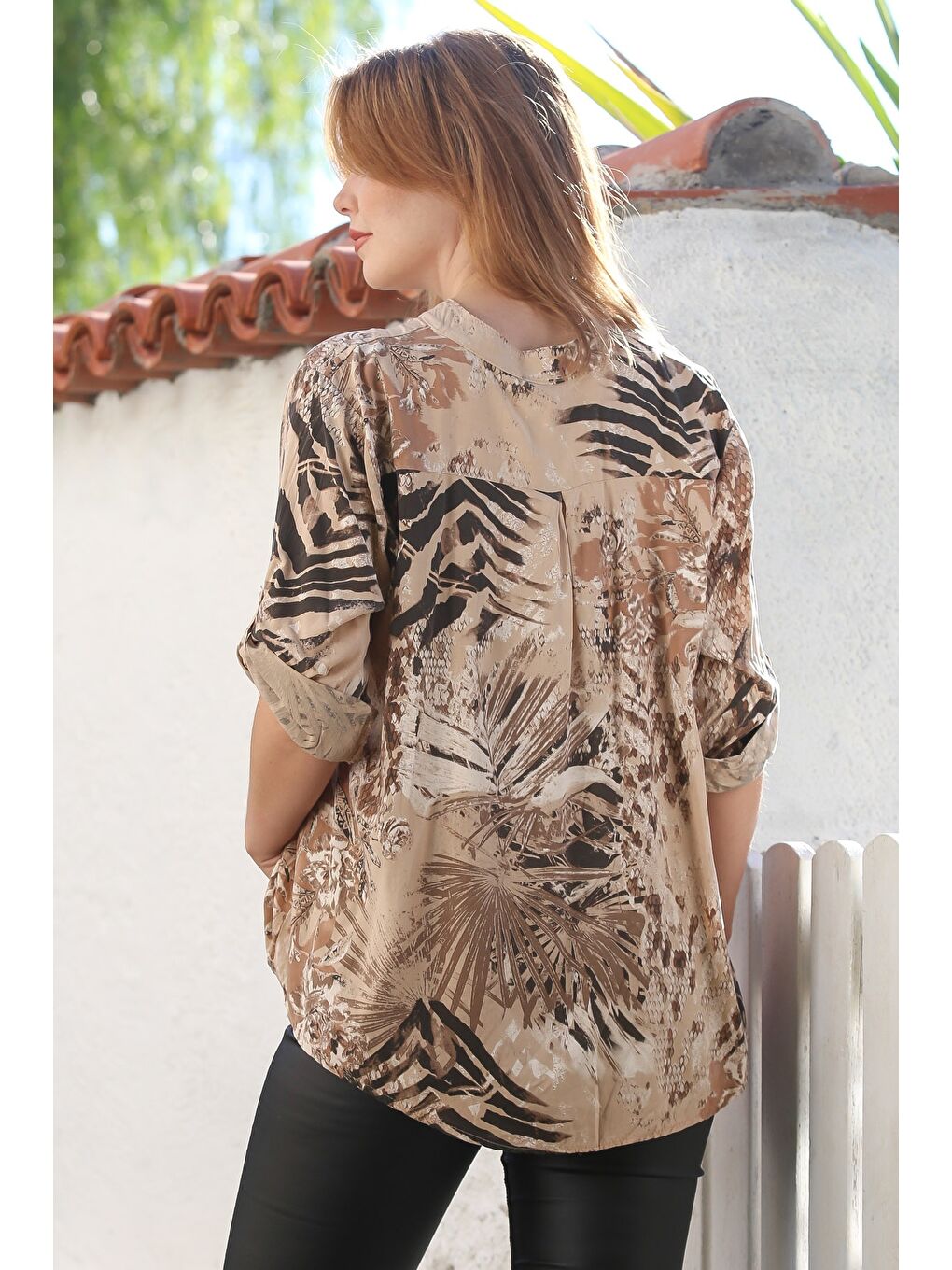 İtalyan Koyu Bej Hakim Yaka Düğmeli Uzun Kollu Pullu Cepli Baskılı Arkası Uzun Dokuma Bluz 70 63-7