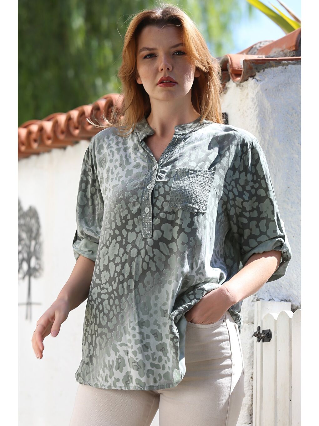 İtalyan Haki Hakim Yaka Düğmeli Uzun Kollu Leopar Desenli Pullu Cepli Arkası Uzun Dokuma Bluz 72 65-2