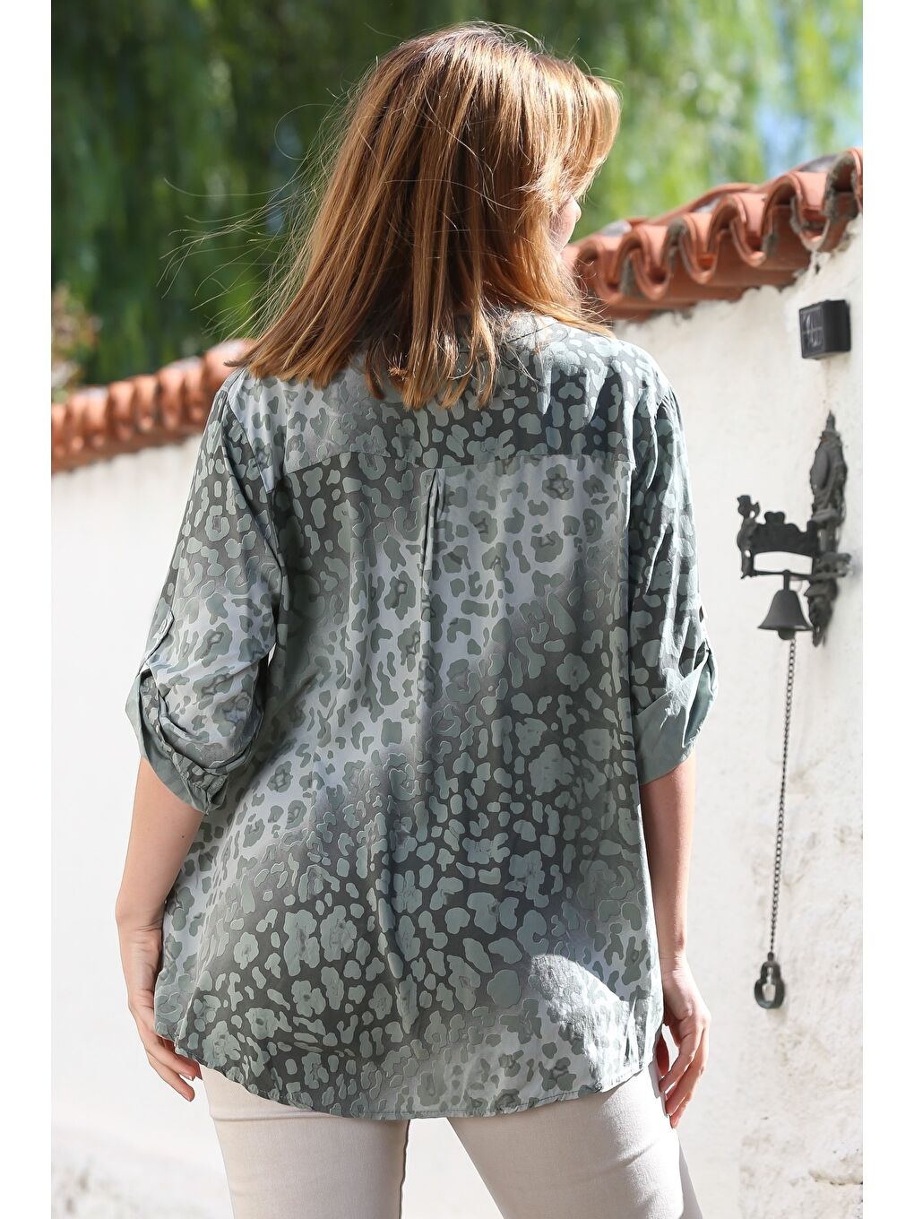 İtalyan Haki Hakim Yaka Düğmeli Uzun Kollu Leopar Desenli Pullu Cepli Arkası Uzun Dokuma Bluz 72 65-5