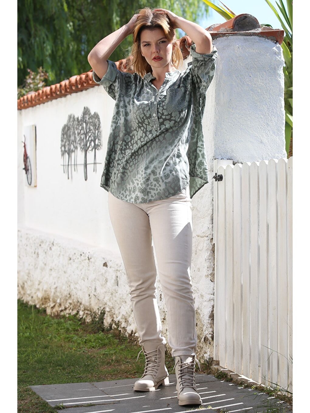 İtalyan Haki Hakim Yaka Düğmeli Uzun Kollu Leopar Desenli Pullu Cepli Arkası Uzun Dokuma Bluz 72 65-6