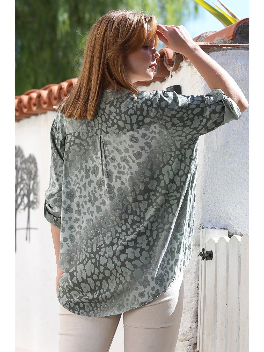 İtalyan Haki Hakim Yaka Düğmeli Uzun Kollu Leopar Desenli Pullu Cepli Arkası Uzun Dokuma Bluz 72 65-7