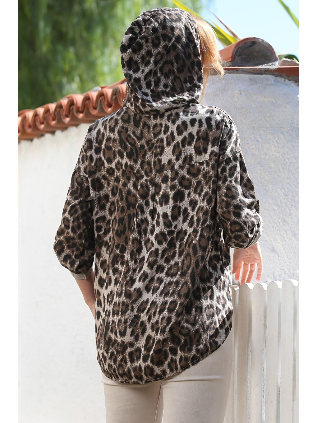 İtalyan Bej-Antrasit Kapüşonlu Düğmeli Uzun Kollu Leopar Desenli Arkası Uzun Dokuma Bluz 70 65-4