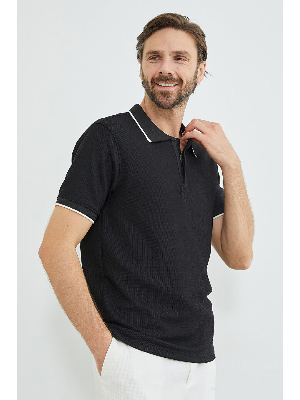 Siyah Çizgili Yarım Fermuarlı Polo Yaka Tişört