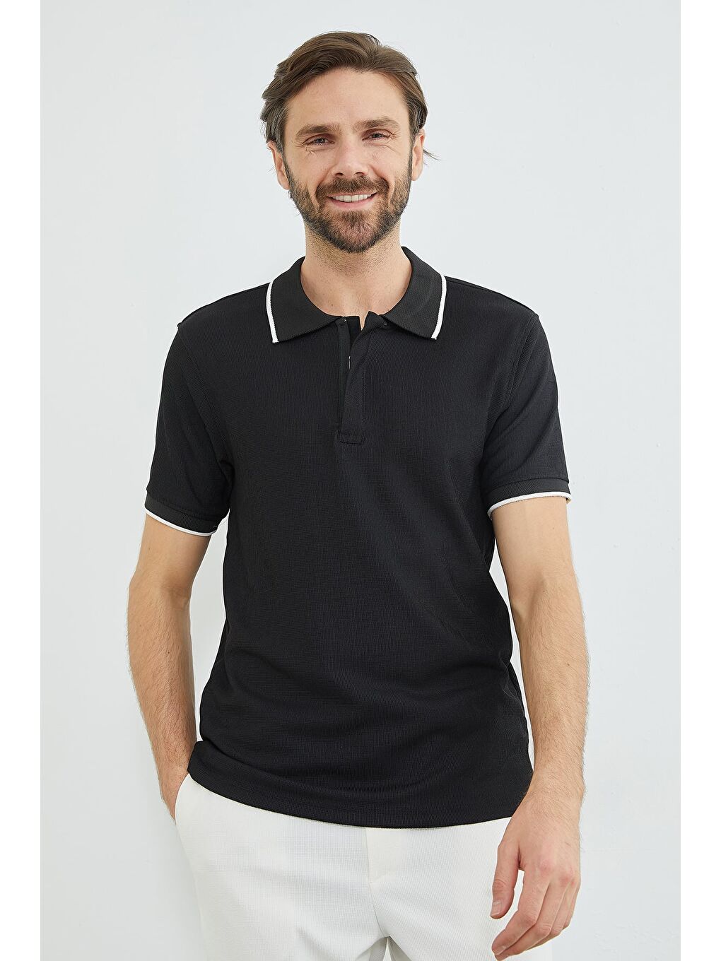 Siyah Çizgili Yarım Fermuarlı Polo Yaka Tişört-1