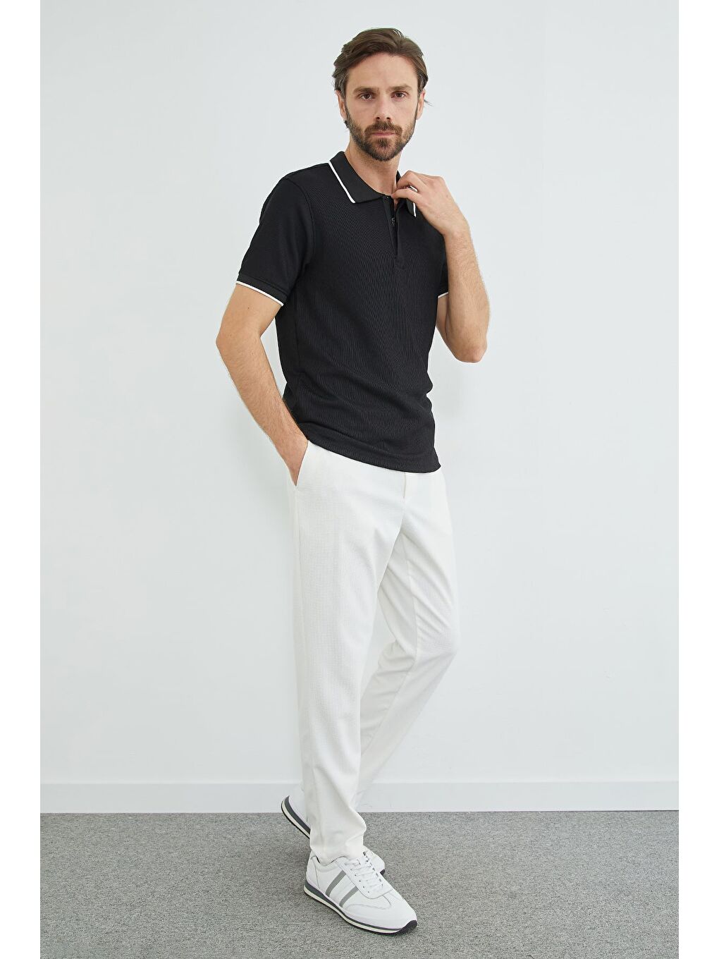 Siyah Çizgili Yarım Fermuarlı Polo Yaka Tişört-2