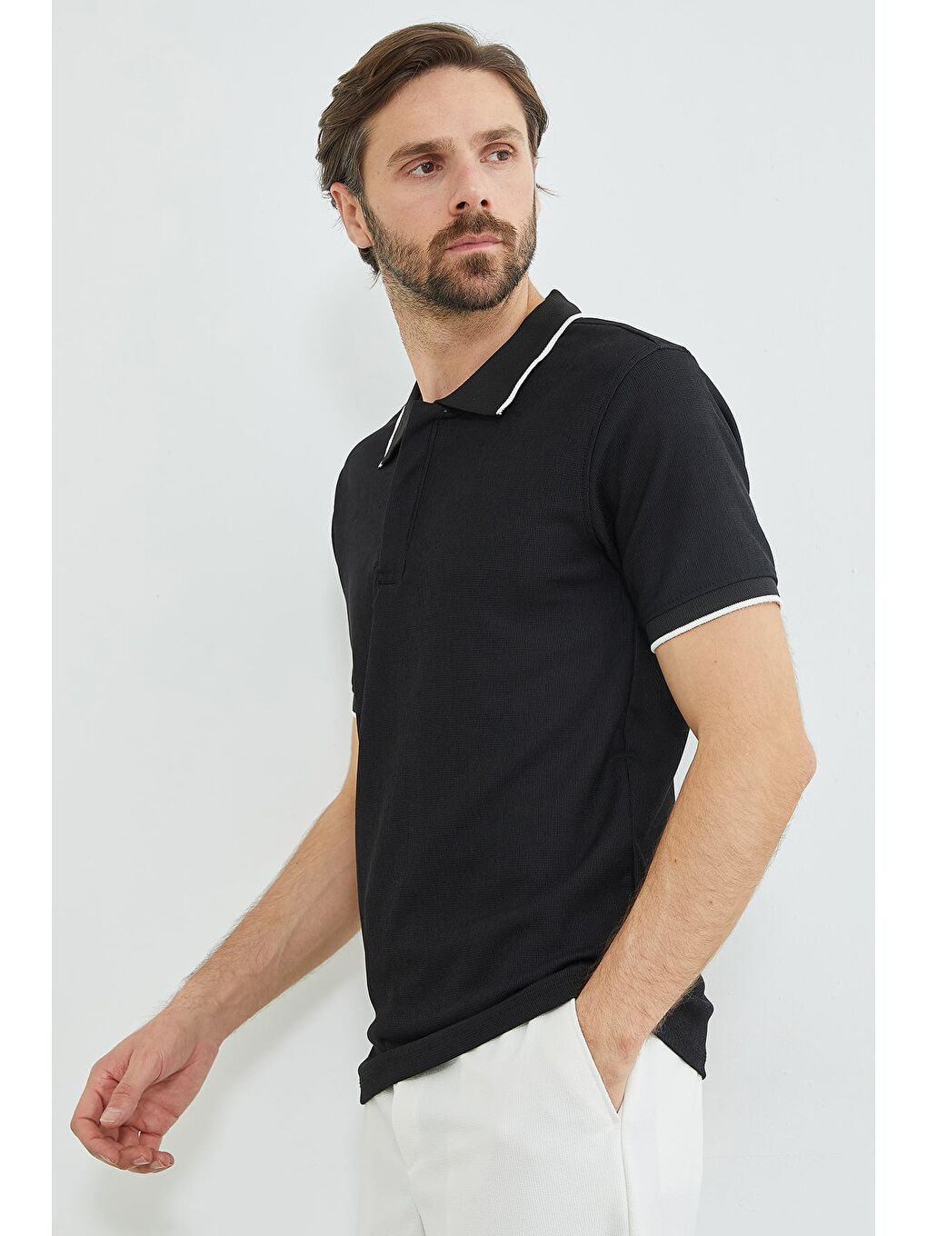 Siyah Çizgili Yarım Fermuarlı Polo Yaka Tişört-3