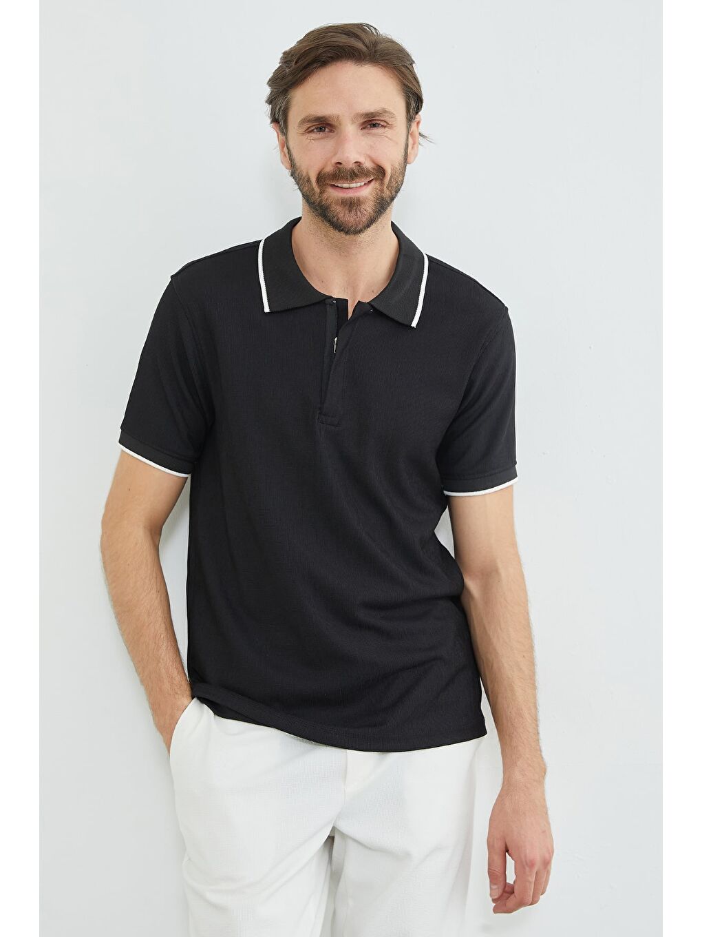 Siyah Çizgili Yarım Fermuarlı Polo Yaka Tişört-4