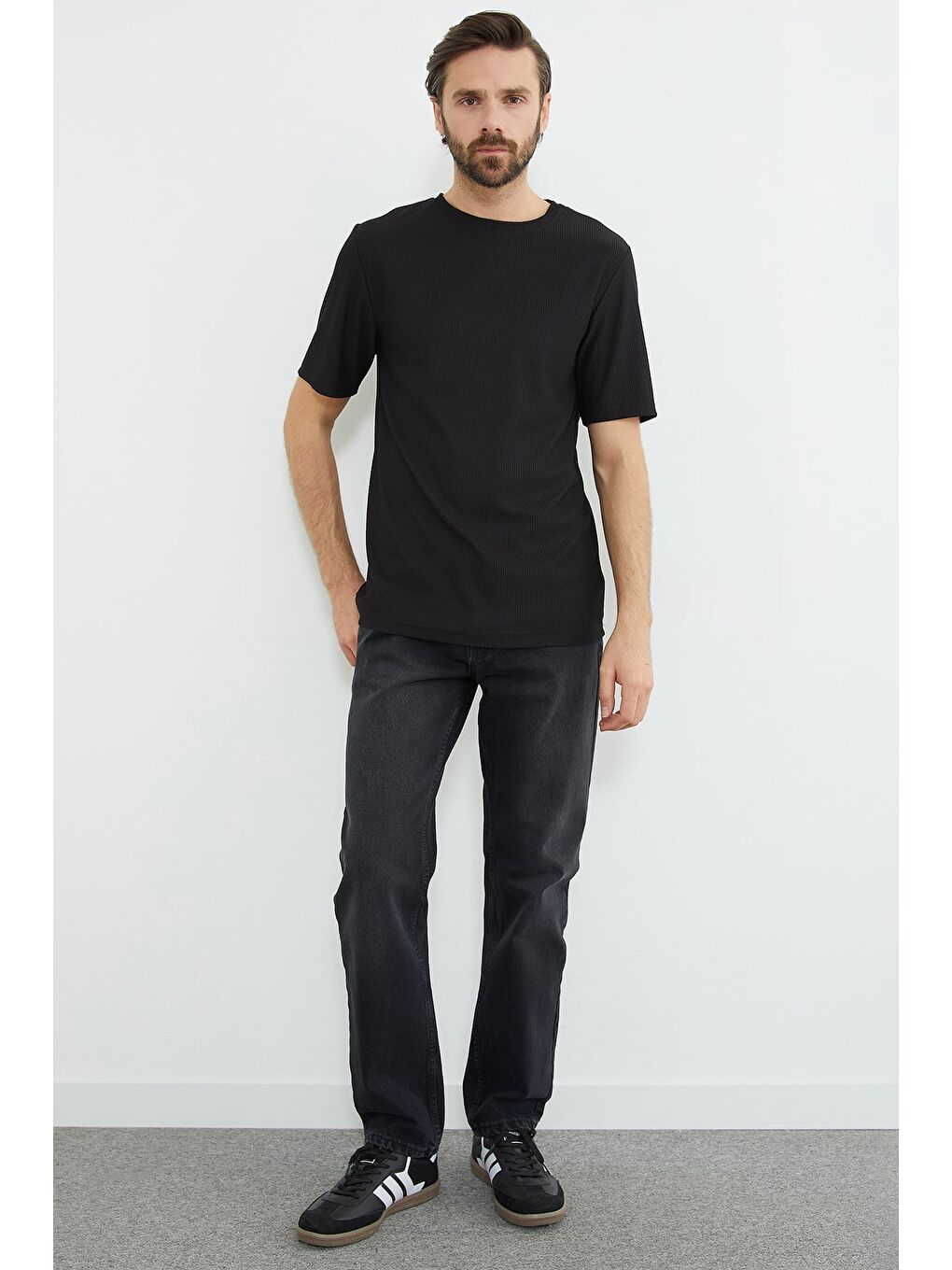 Siyah Fitilli Bisiklet Yaka Tişört-2