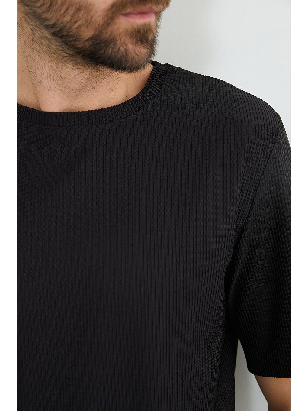 Siyah Fitilli Bisiklet Yaka Tişört-4