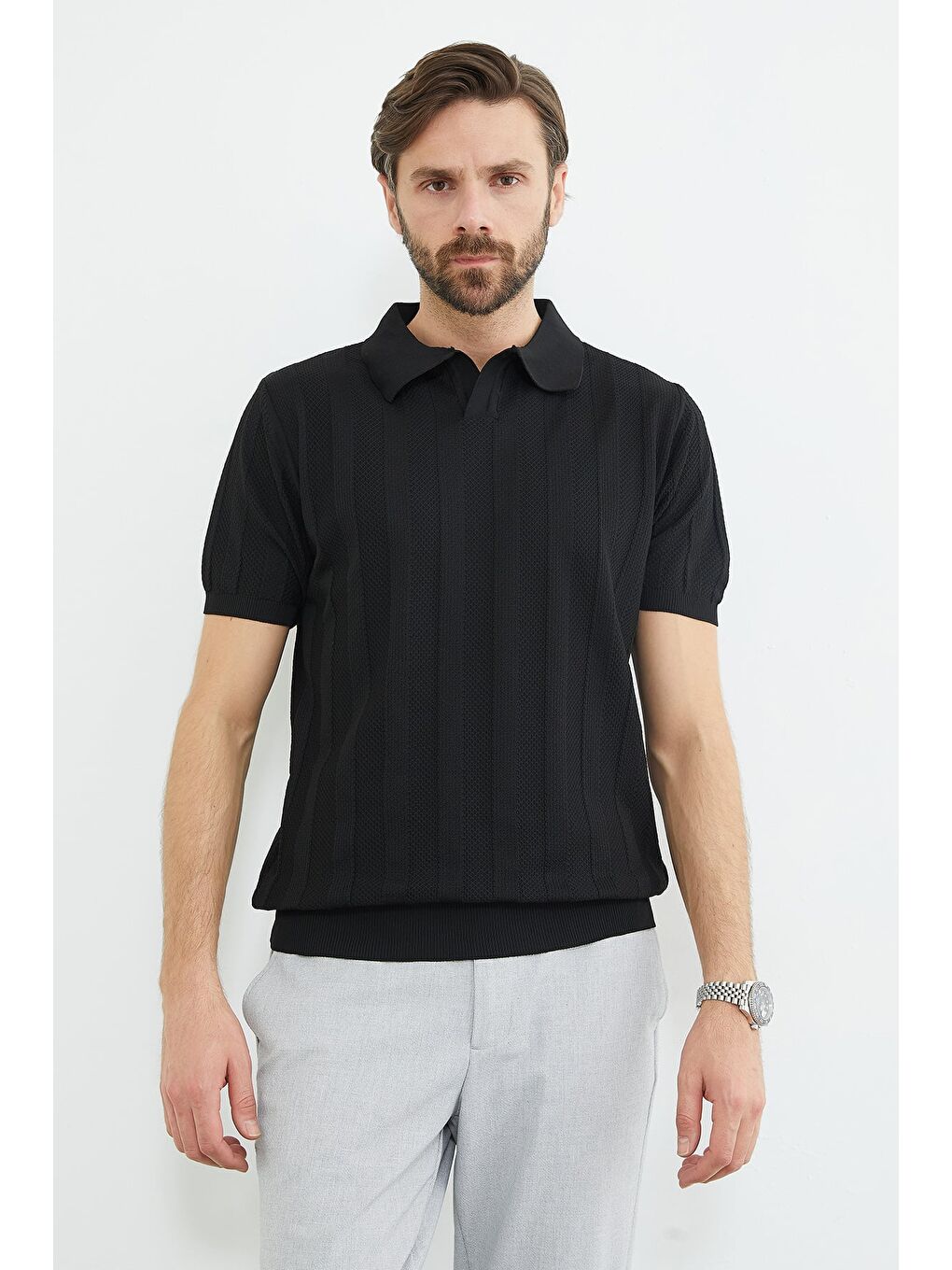 Siyah Desenli Apaş Yaka Triko Tişört