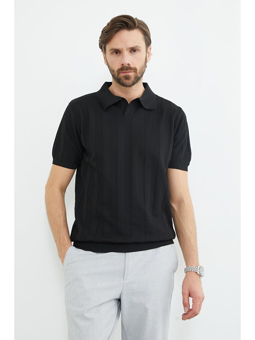 Siyah Desenli Apaş Yaka Triko Tişört-1