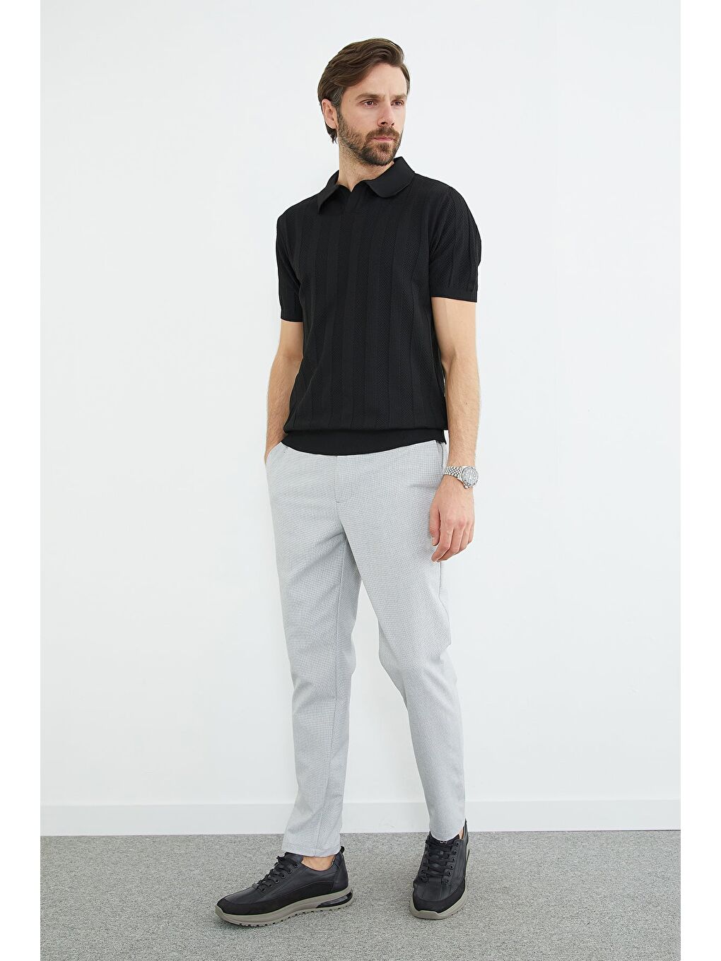 Siyah Desenli Apaş Yaka Triko Tişört-2