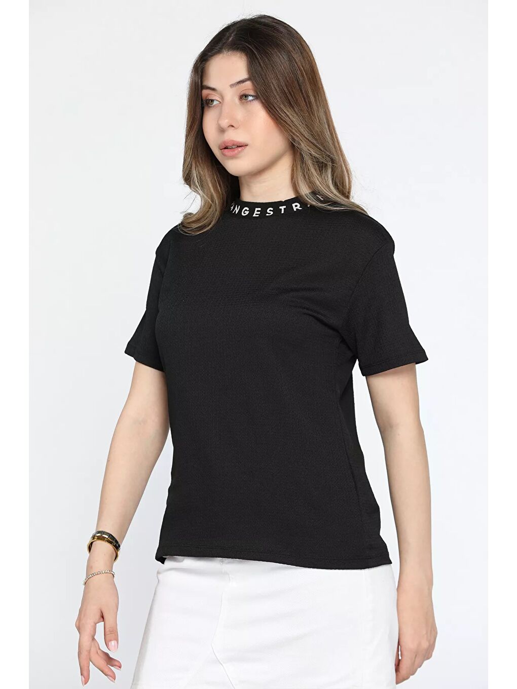 Siyah Yakası Baskılı Kadın Tişört