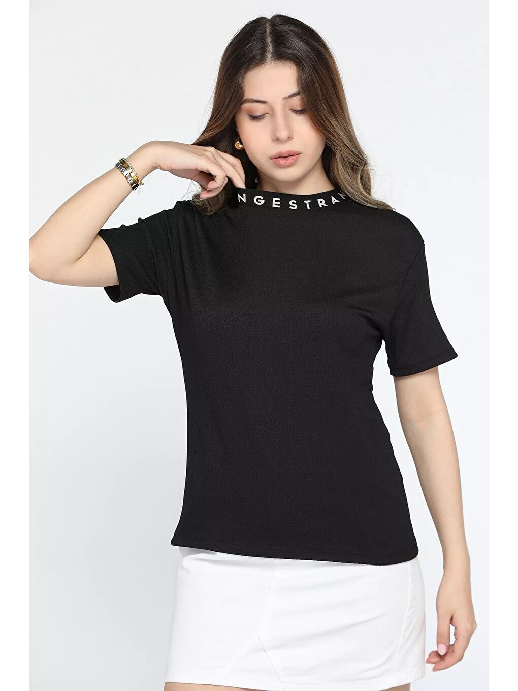 Siyah Yakası Baskılı Kadın Tişört-1