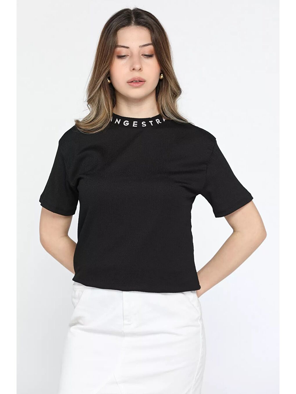 Siyah Yakası Baskılı Kadın Tişört-2