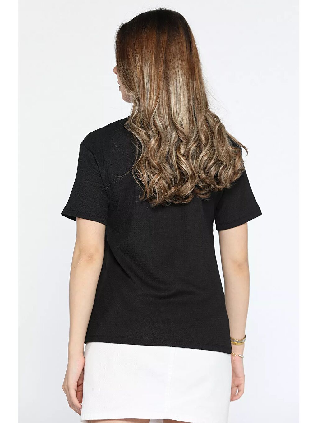 Siyah Yakası Baskılı Kadın Tişört-3