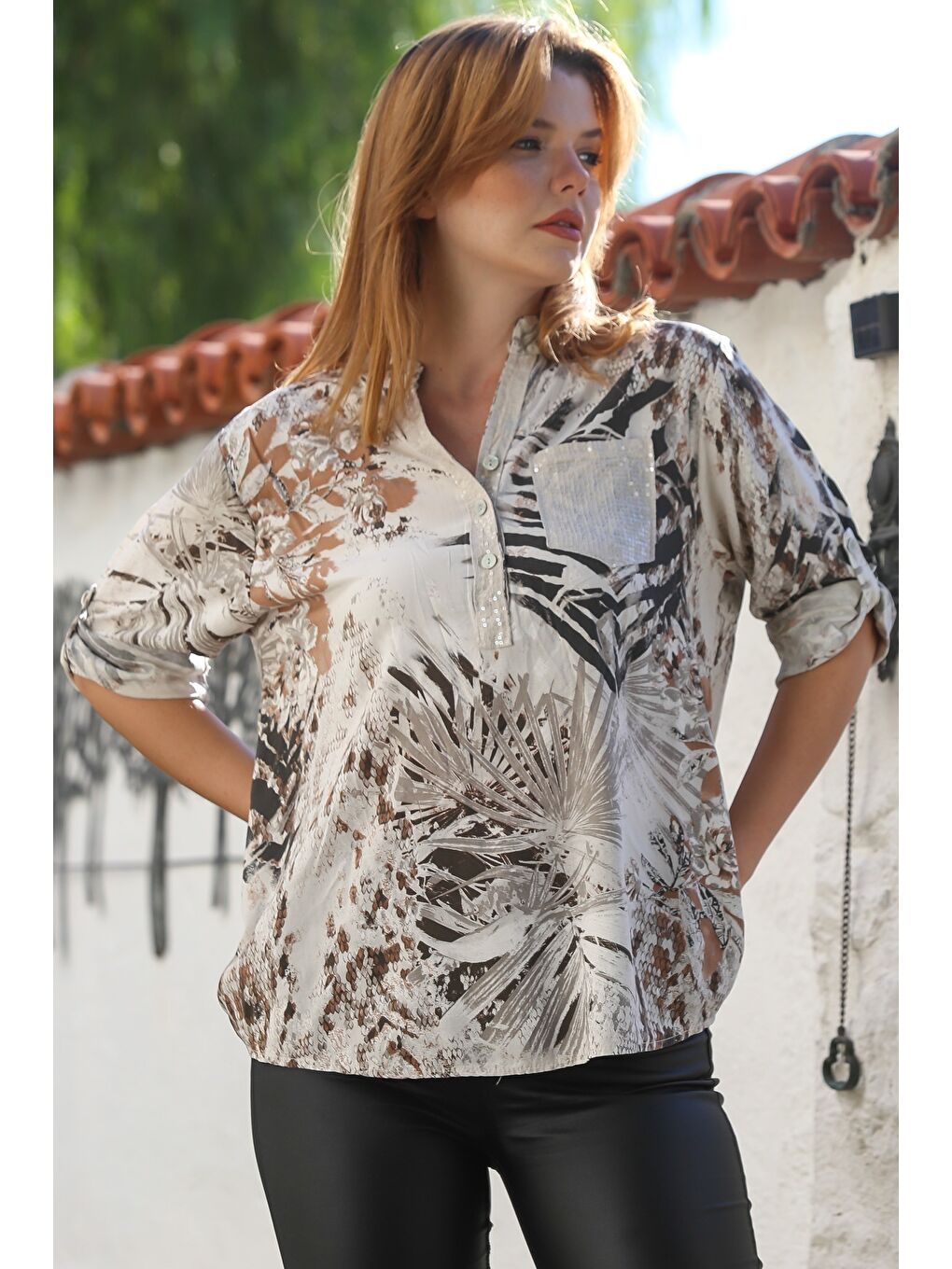 İtalyan Bej Hakim Yaka Düğmeli Uzun Kollu Pullu Cepli Baskılı Arkası Uzun Dokuma Bluz 70 63-4