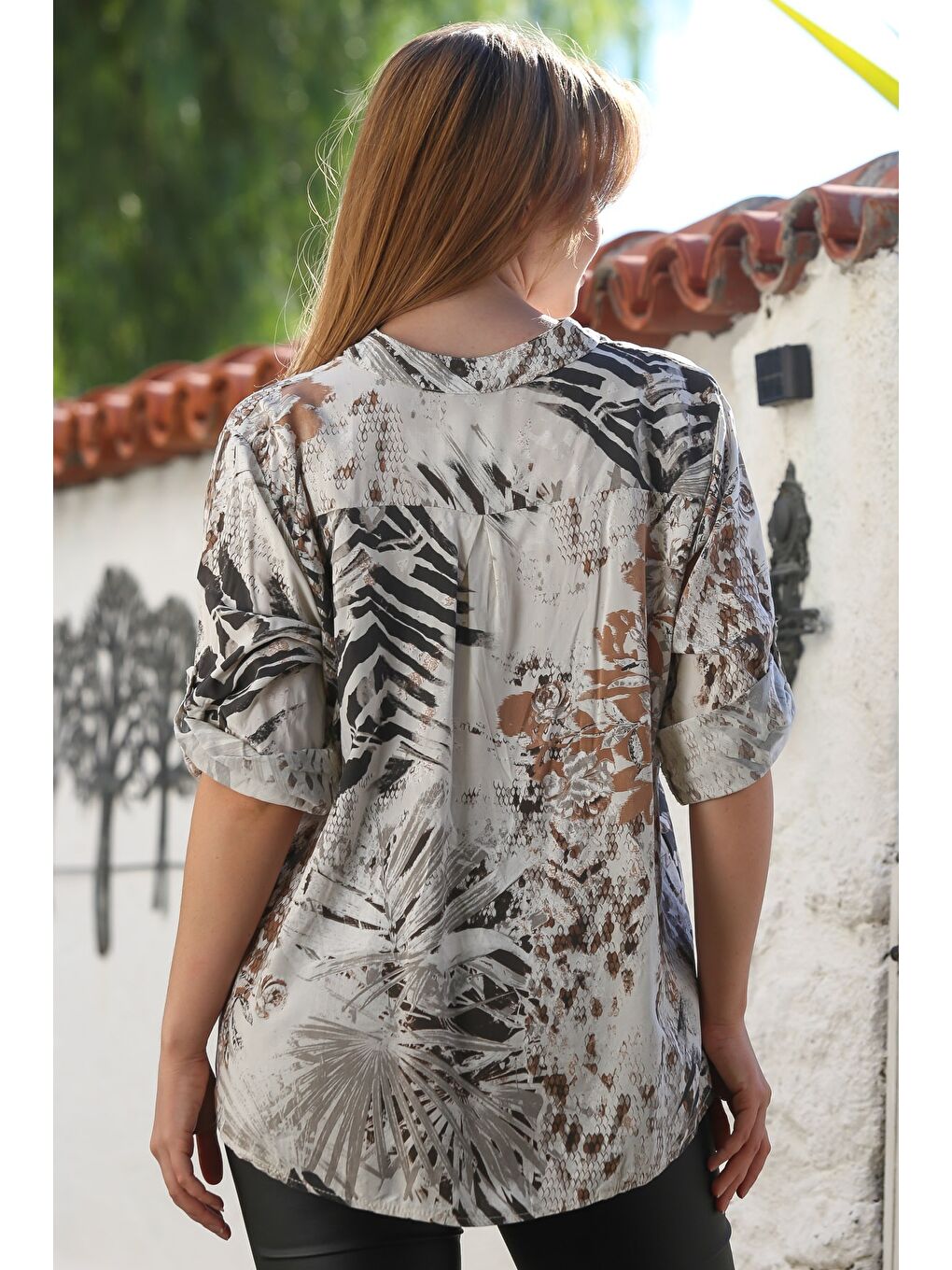 İtalyan Bej Hakim Yaka Düğmeli Uzun Kollu Pullu Cepli Baskılı Arkası Uzun Dokuma Bluz 70 63-7