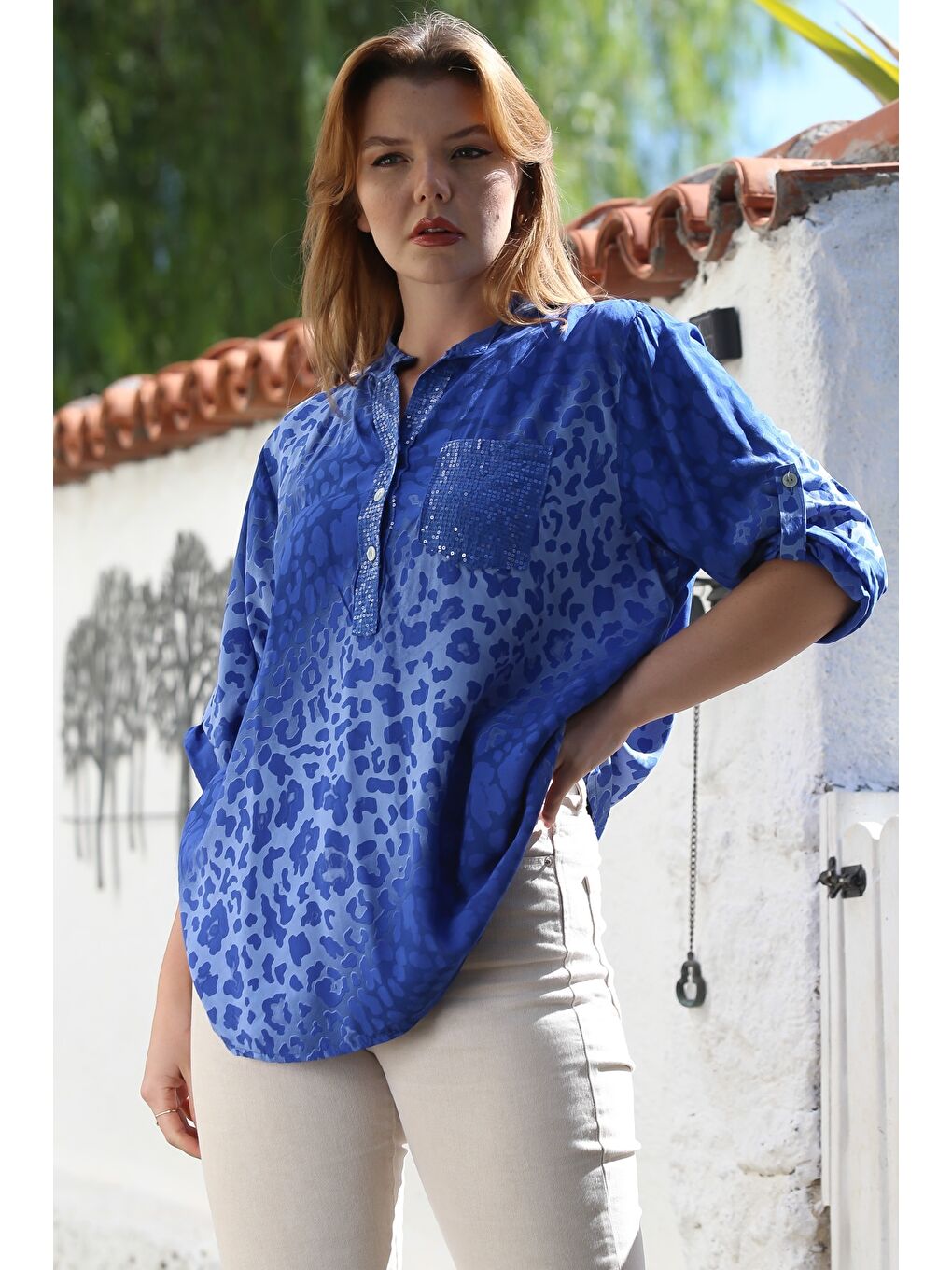 İtalyan Deniz Mavisi Hakim Yaka Düğmeli Uzun Kollu Leopar Desenli Arkası Uzun Dokuma Bluz 72 65-1