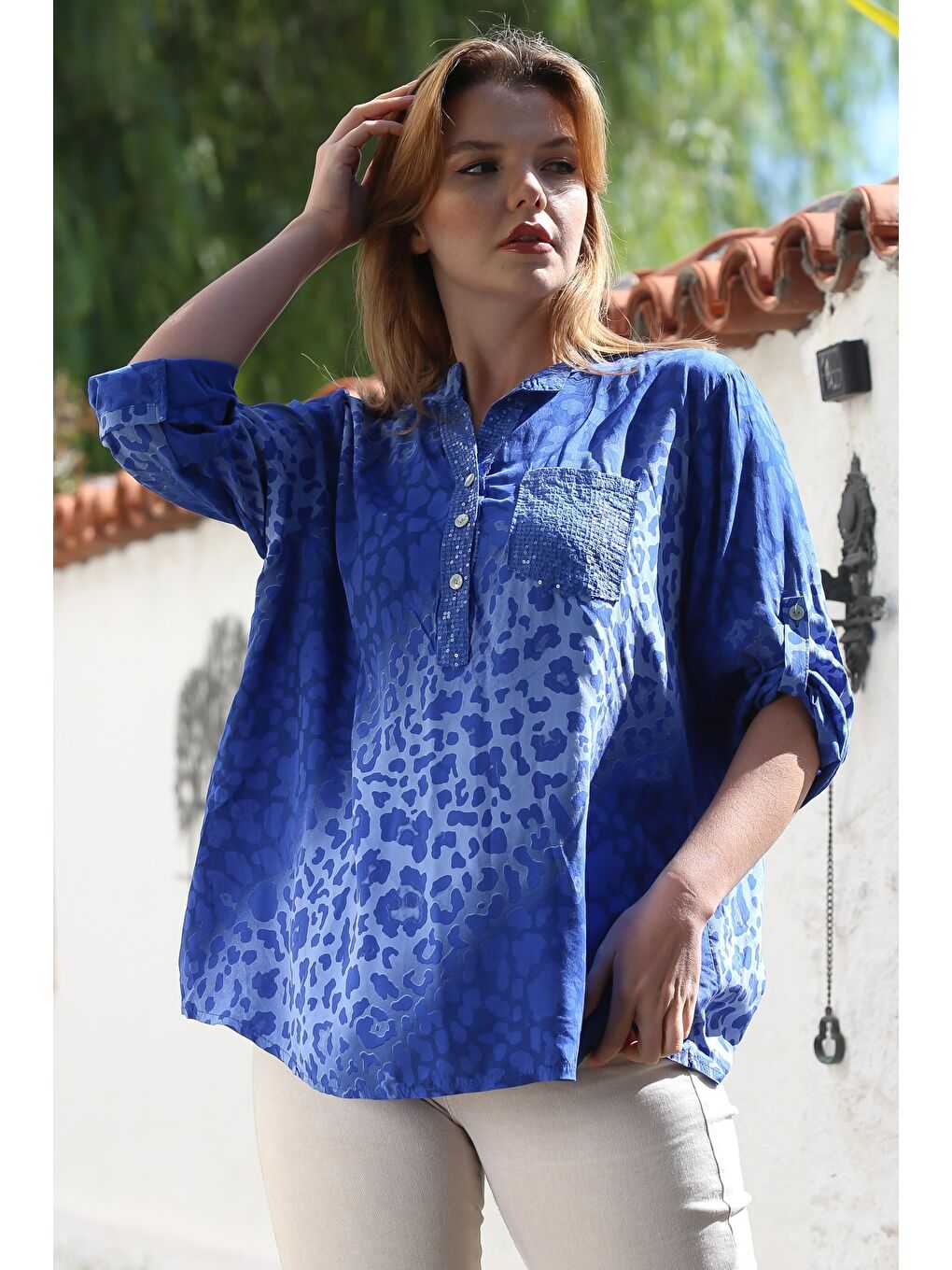 İtalyan Deniz Mavisi Hakim Yaka Düğmeli Uzun Kollu Leopar Desenli Arkası Uzun Dokuma Bluz 72 65-3