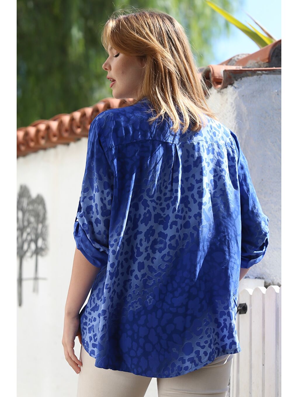 İtalyan Deniz Mavisi Hakim Yaka Düğmeli Uzun Kollu Leopar Desenli Arkası Uzun Dokuma Bluz 72 65-4
