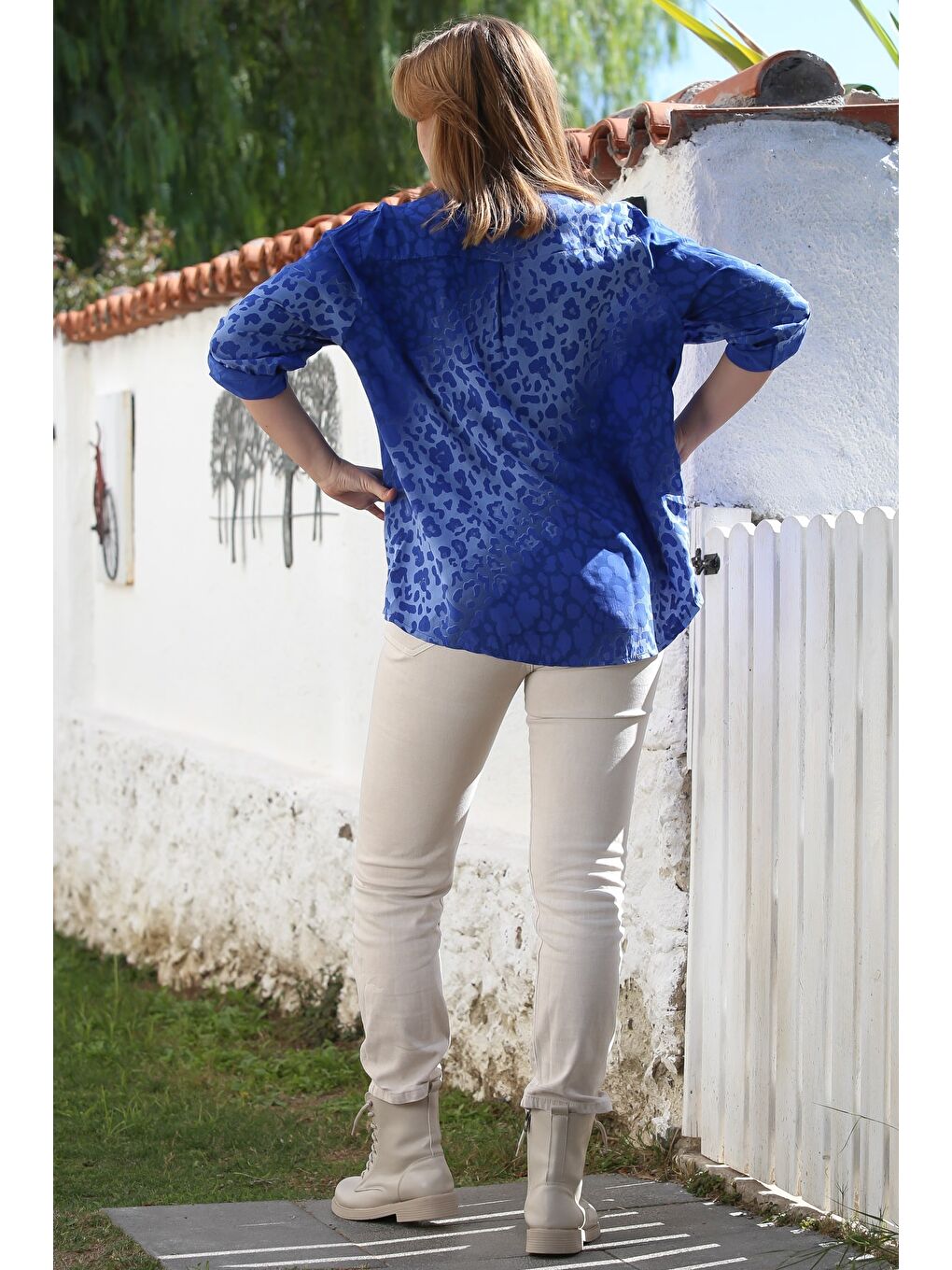 İtalyan Deniz Mavisi Hakim Yaka Düğmeli Uzun Kollu Leopar Desenli Arkası Uzun Dokuma Bluz 72 65-5