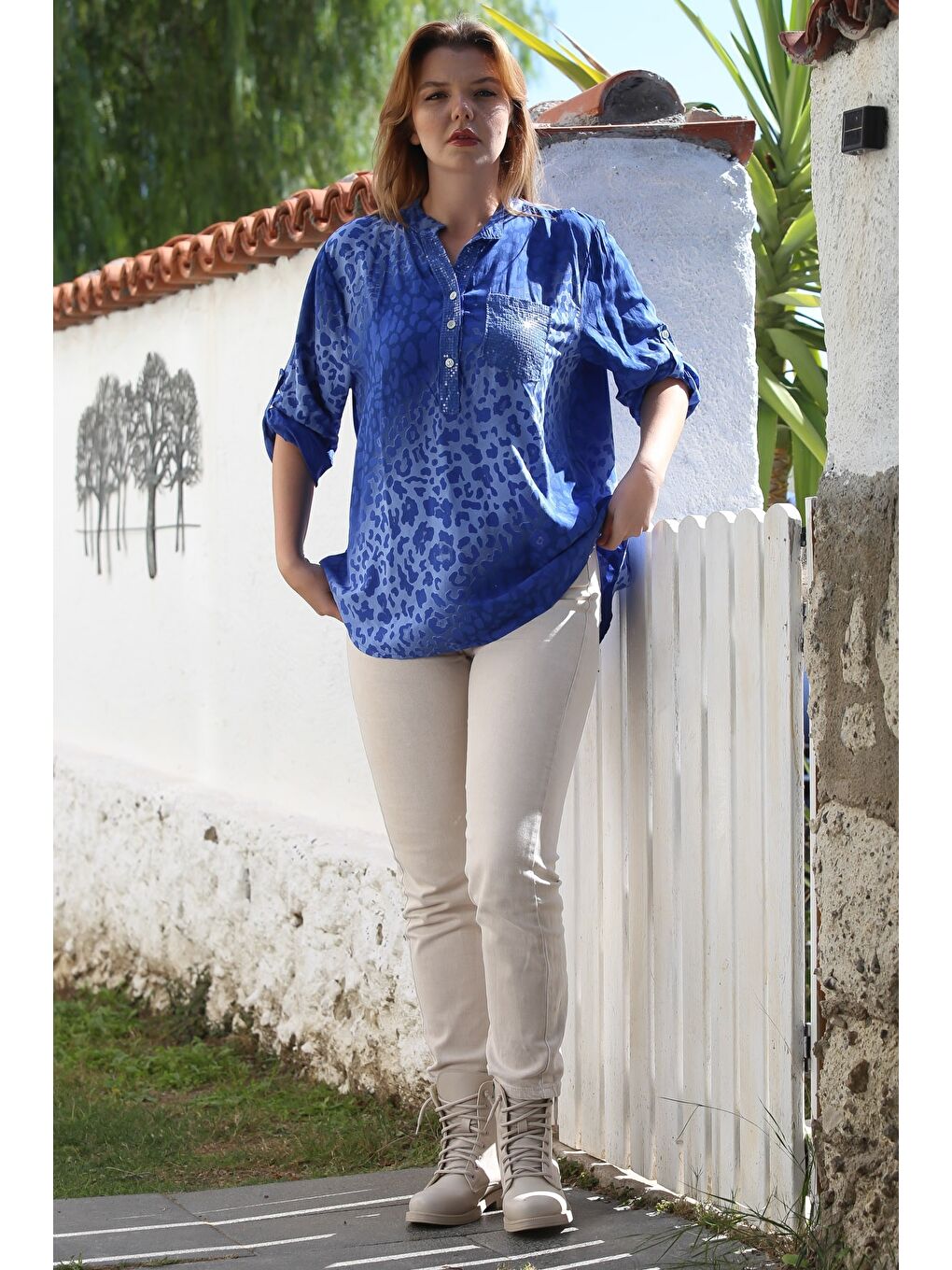 İtalyan Deniz Mavisi Hakim Yaka Düğmeli Uzun Kollu Leopar Desenli Arkası Uzun Dokuma Bluz 72 65-6