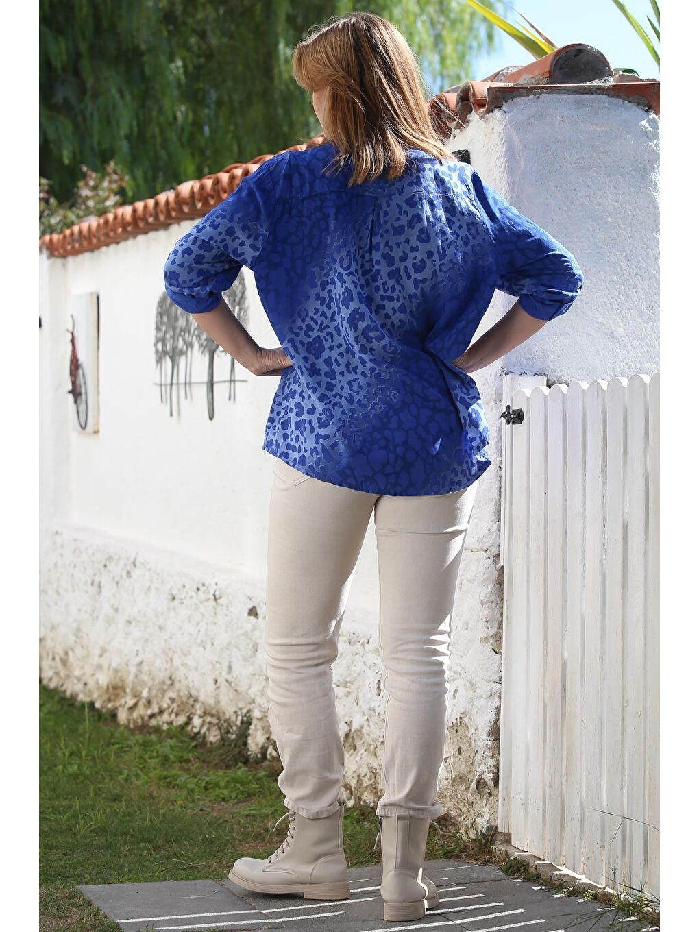 İtalyan Deniz Mavisi Hakim Yaka Düğmeli Uzun Kollu Leopar Desenli Arkası Uzun Dokuma Bluz 72 65-7