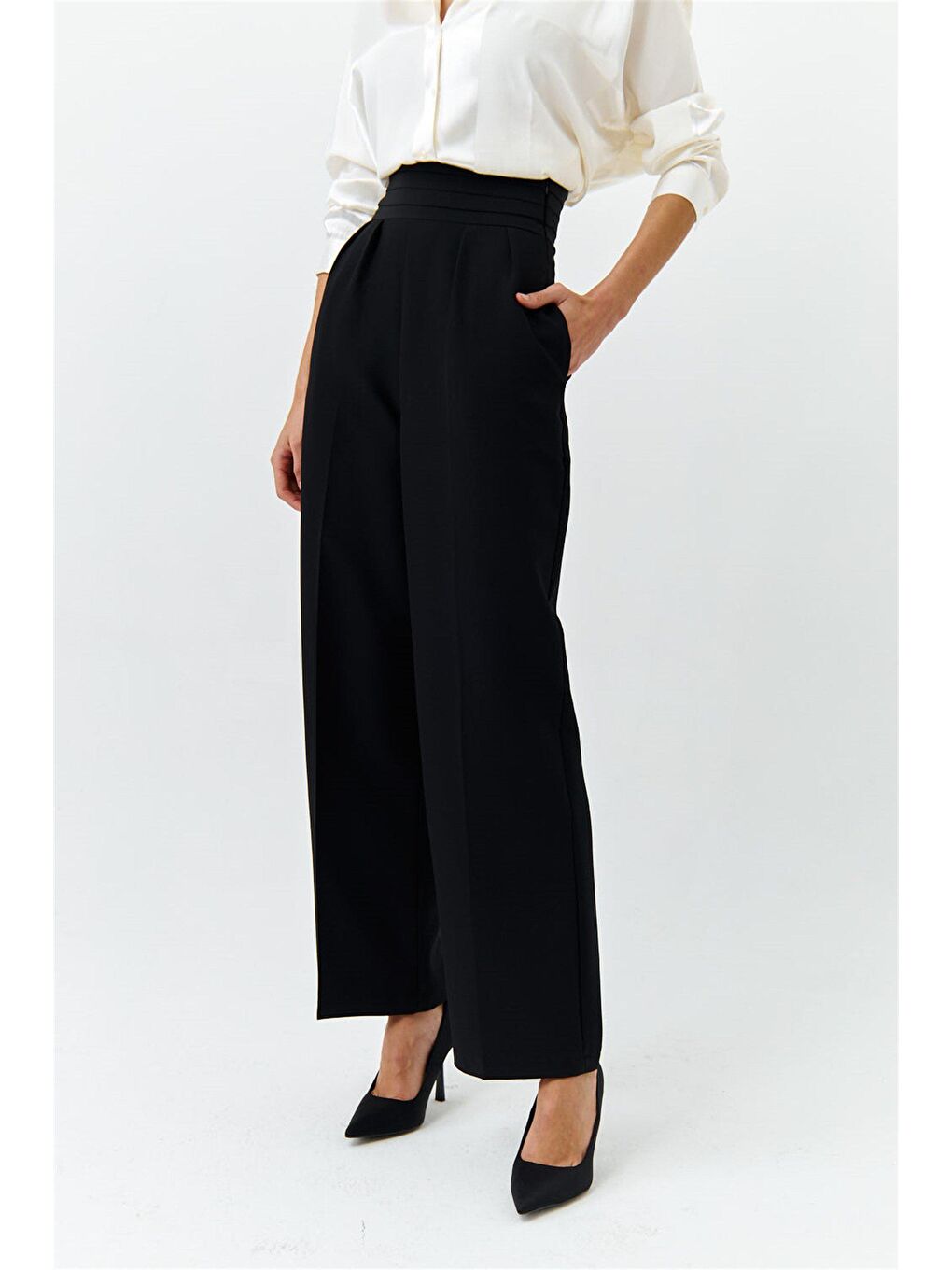 Bel Detaylı Geniş Paça Siyah Kadın Kumaş Pantolon-4
