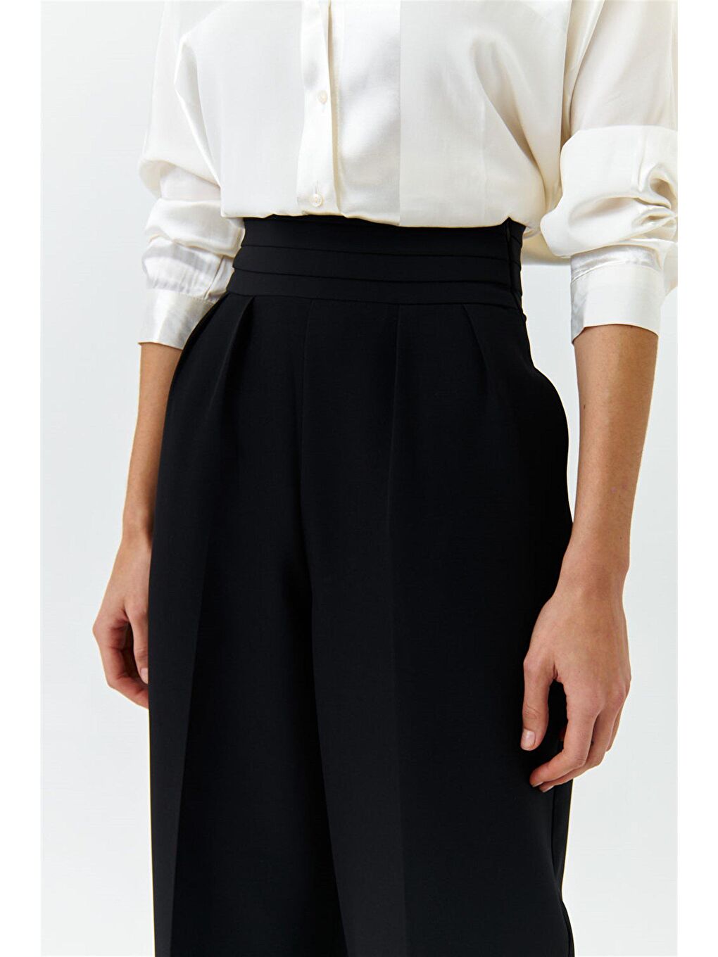 Bel Detaylı Geniş Paça Siyah Kadın Kumaş Pantolon-5